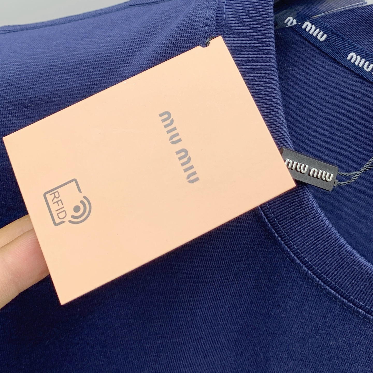 Pmiumiu25ss新款背心 领口和袖口增强螺纹不易变形🫠 领口包条螺纹、领脚标识logo侧麦！面料经