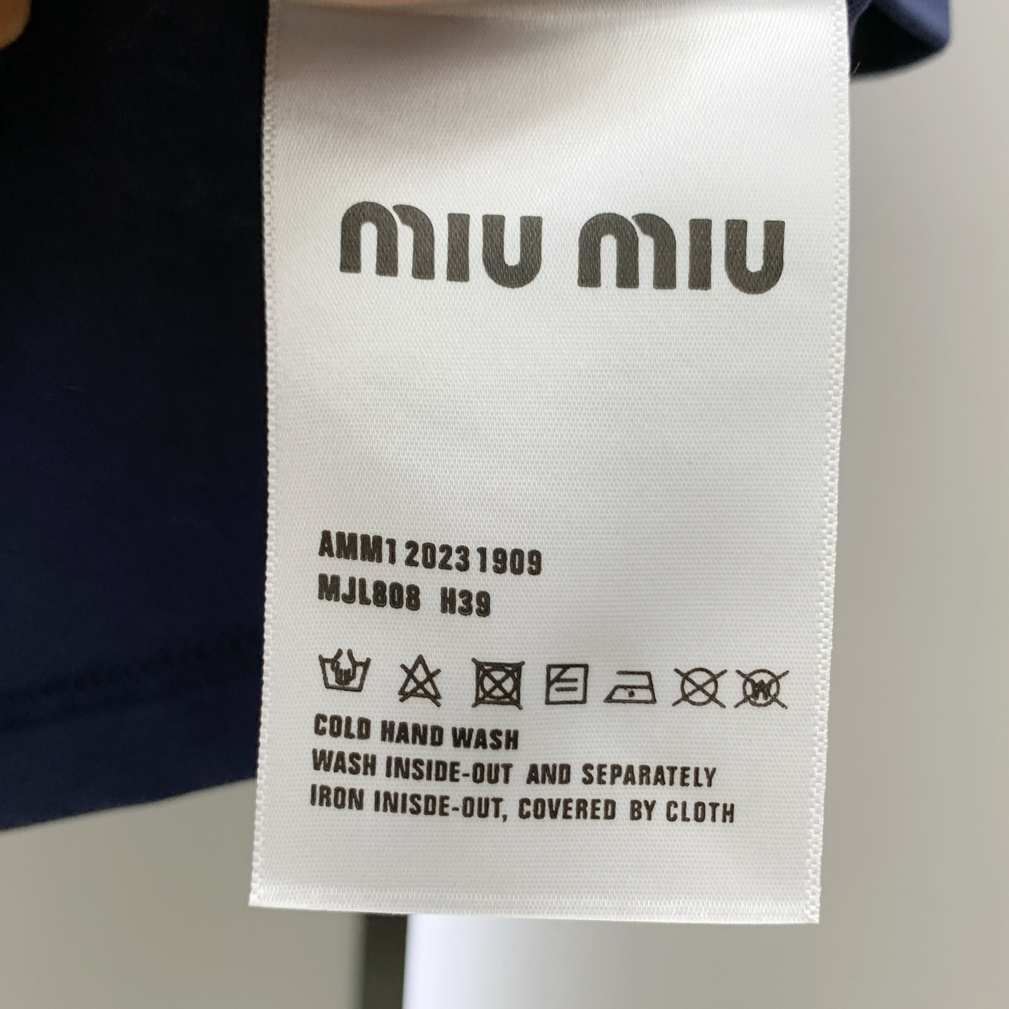 Pmiumiu25ss新款背心 领口和袖口增强螺纹不易变形🫠 领口包条螺纹、领脚标识logo侧麦！面料经