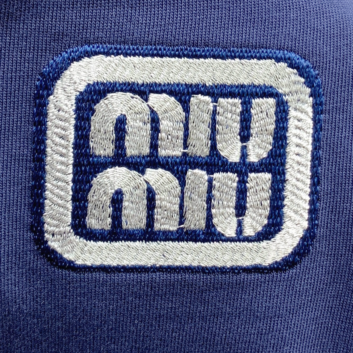 Pmiumiu25ss新款背心 领口和袖口增强螺纹不易变形🫠 领口包条螺纹、领脚标识logo侧麦！面料经