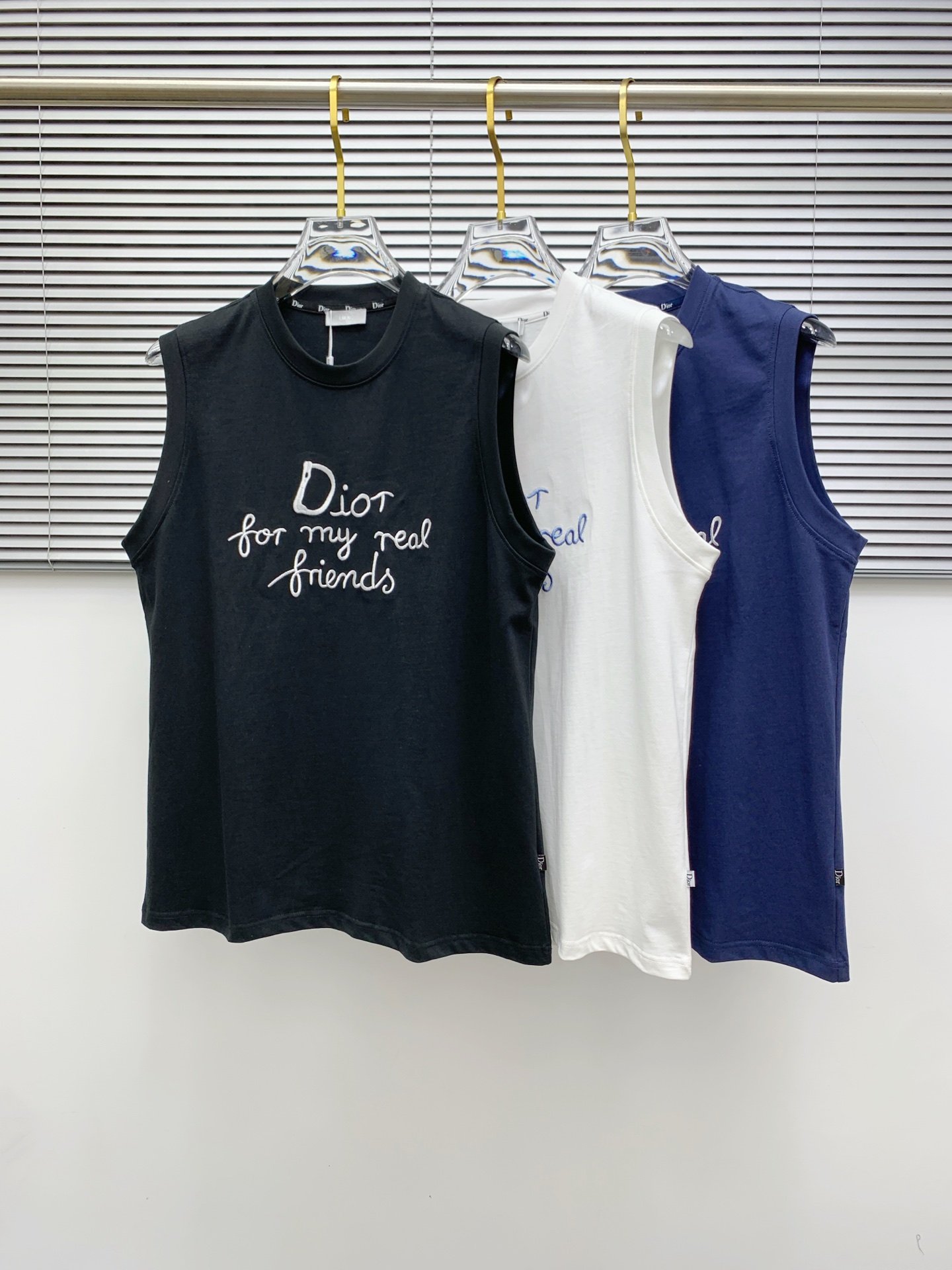 NO:426457,Dior 25ss new vest, neckline and cuff reinforced threads are not easy to deform, neckline wrap threads, neck foot logo logo side wheat!  The fabric is washed and has a comfortable feel, skin-friendly and breathable without pilling!  Same model for men and women Size M-3XL, Dior, alexander wang19860909迪奥25ss新款背心 领口和袖口增强螺纹不易变形 领口包条螺纹、领脚标识logo侧麦！面料经洗水处理,手感舒适,亲肤透气不起球！男女同款 尺码M-3XL,,dior,alexander wang,Men's clothing