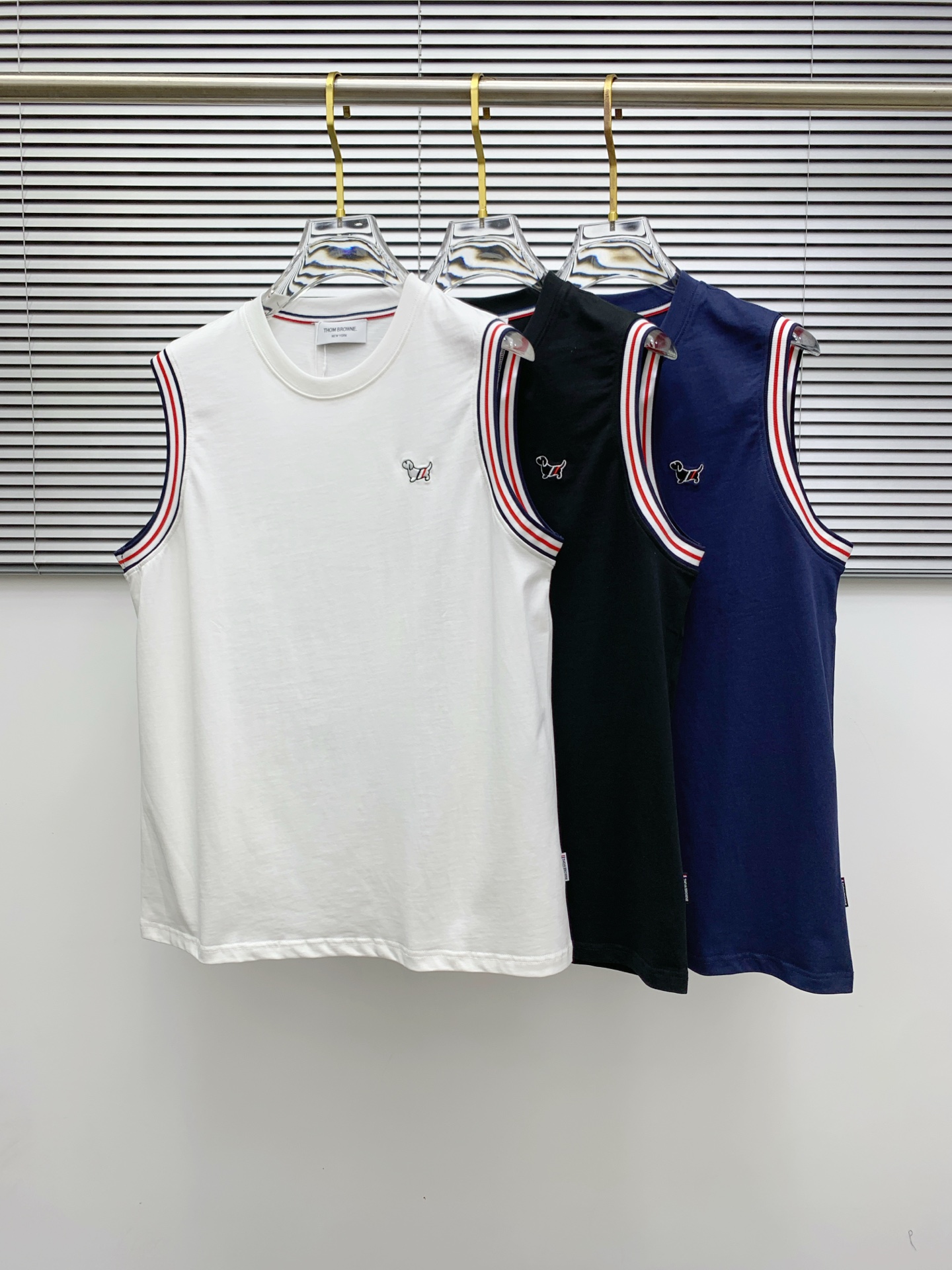 NO:426462,TB 25ss new vest, neckline and cuff reinforced threads are not easy to deform, neckline wrap threads, neck foot logo logo side wheat!  The fabric is washed and has a comfortable feel, skin-friendly and breathable without pilling!  Same model for men and women Size M-3XL, alexander wang19860909TB 25ss新款背心 领口和袖口增强螺纹不易变形 领口包条螺纹、领脚标识logo侧麦！面料经洗水处理,手感舒适,亲肤透气不起球！男女同款 尺码M-3XL,,alexander wang,Men's clothing