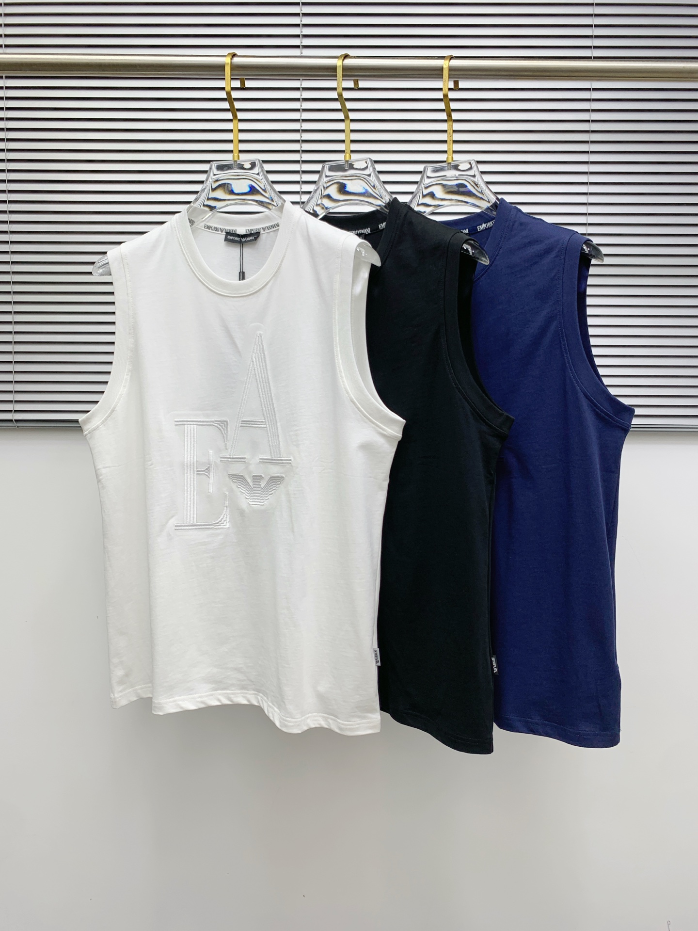 NO:426437,Armani 25ss new vest, neckline and cuff reinforced threads are not easy to deform, neckline wrap threads, neck foot logo logo side wheat!  The fabric is washed and has a comfortable feel, skin-friendly and breathable without pilling!  Same model for men and women Size M-3XL, Armani,alexander wang19860909阿玛尼25ss新款背心 领口和袖口增强螺纹不易变形 领口包条螺纹、领脚标识logo侧麦！面料经洗水处理,手感舒适,亲肤透气不起球！男女同款 尺码M-3XL,,armani,alexander wang,Men's clothing