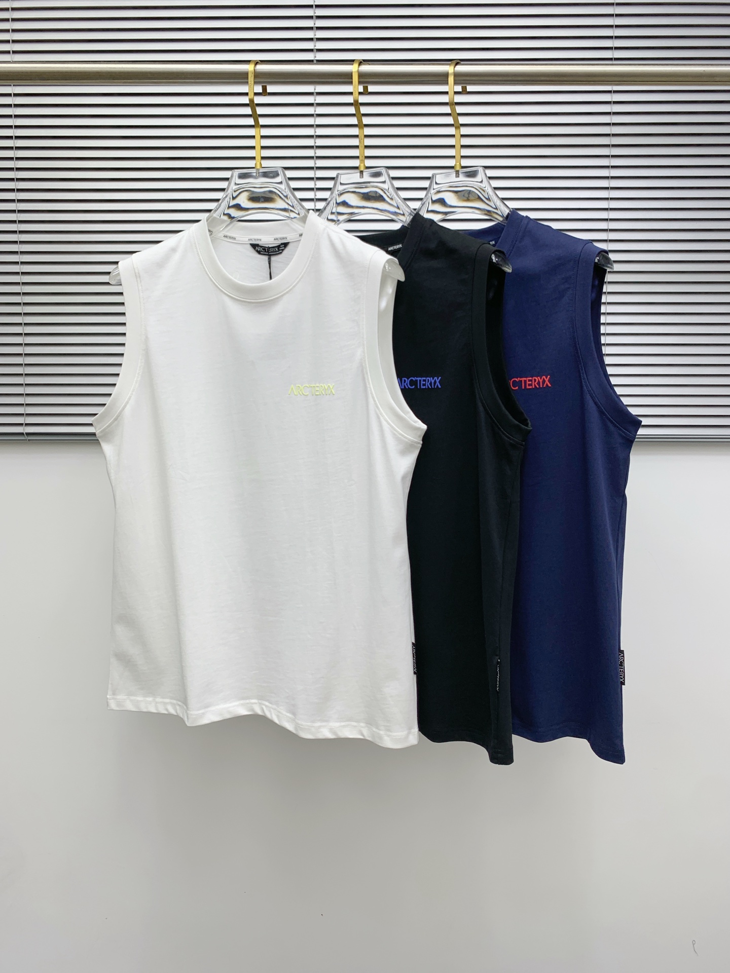 NO:426441,Archaeoptera bird 25ss new vest, neckline and cuff reinforced threads are not easy to deform, neckline wrap threads, neck foot logo logo side wheat!  The fabric is washed and has a comfortable feel, skin-friendly and breathable without pilling!  Same model for men and women Size M-3XL, arc'teryx,alexander wang19860909始祖鸟25ss新款背心 领口和袖口增强螺纹不易变形 领口包条螺纹、领脚标识logo侧麦！面料经洗水处理,手感舒适,亲肤透气不起球！男女同款 尺码M-3XL,arc'teryx,alexander wang,Men's clothing