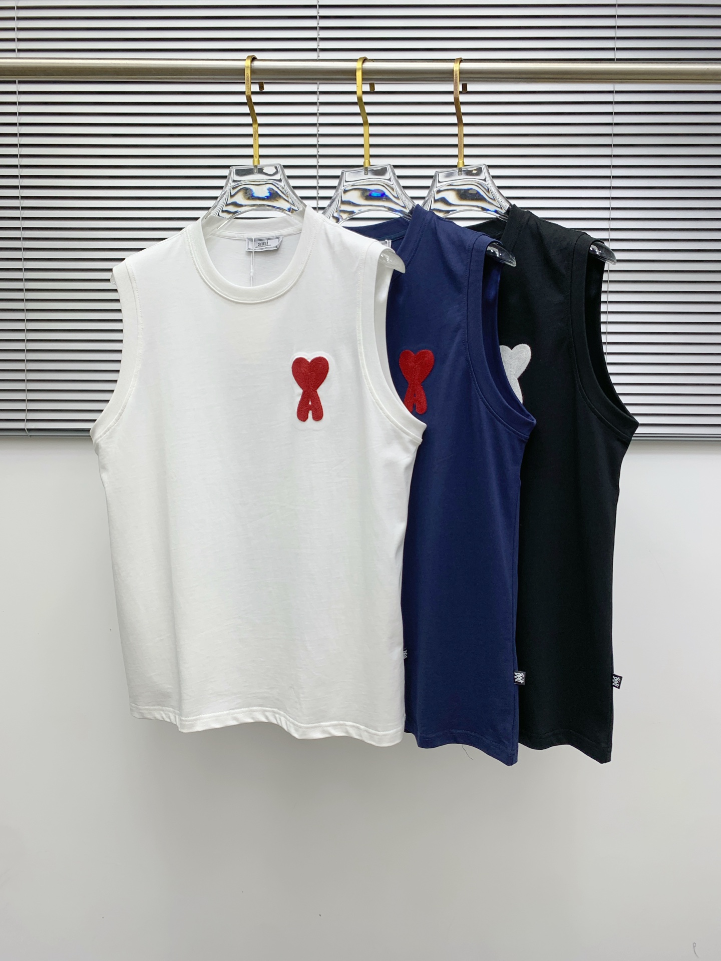 NO:426445,AMI Love Heart 25ss new vest, neckline and cuff reinforced threads are not easy to deform, neckline wrap threads, neck foot logo logo side wheat!  The fabric is washed and has a comfortable feel, skin-friendly and breathable without pilling!  Same model for men and women Size M-3XL, alexander wang19860909ami爱心25ss新款背心 领口和袖口增强螺纹不易变形 领口包条螺纹、领脚标识logo侧麦！面料经洗水处理,手感舒适,亲肤透气不起球！男女同款 尺码M-3XL,,alexander wang,Men's clothing