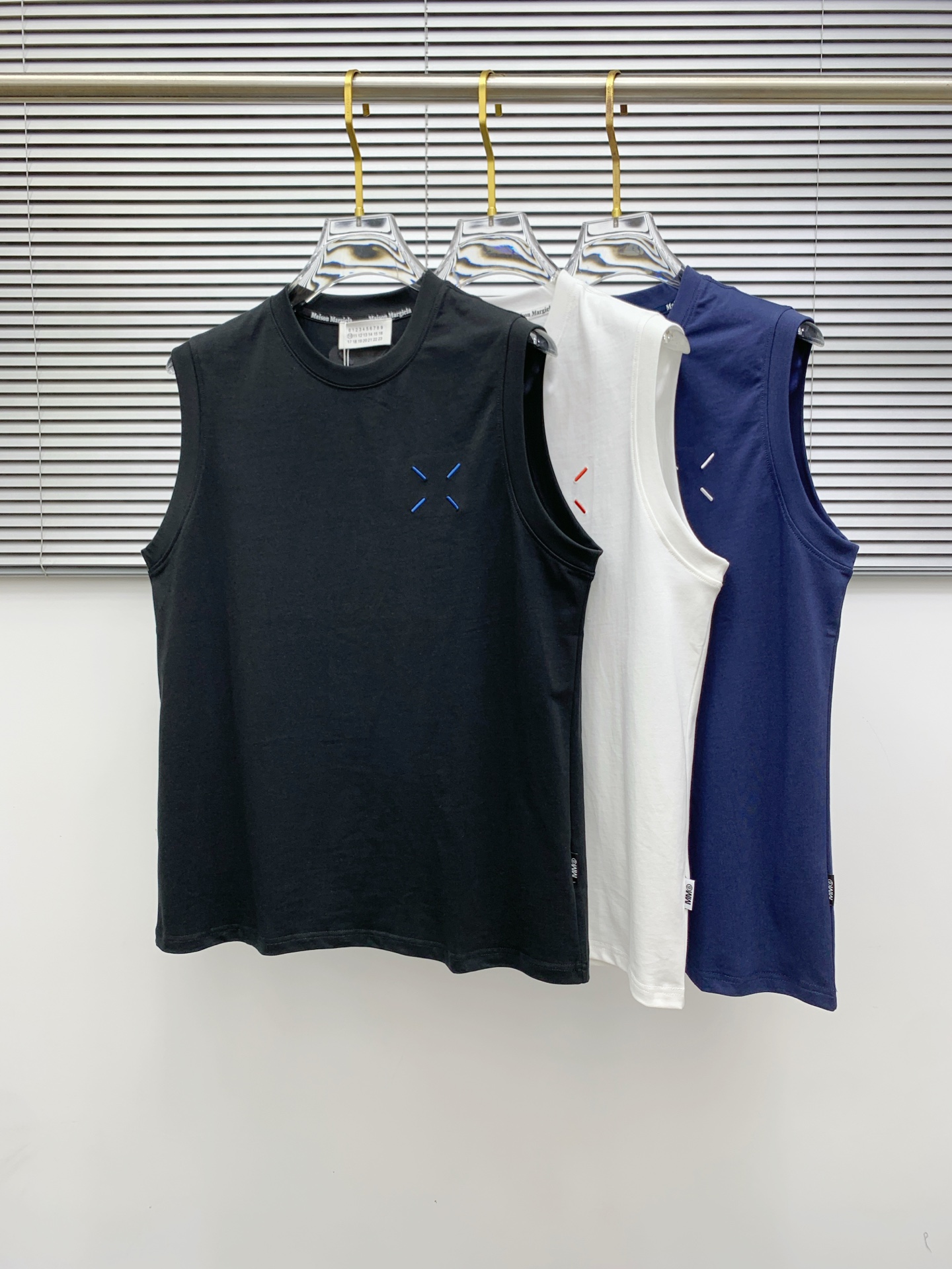 NO:426449,Magira 25ss new vest, neckline and cuff reinforced threads are not easy to deform, neckline wrap threads, neck foot logo logo side wheat!  The fabric is washed and has a comfortable feel, skin-friendly and breathable without pilling!  Same model for men and women Size M-3XL, Masion Margiela, Alexander wang19860909马吉拉25ss新款背心 领口和袖口增强螺纹不易变形 领口包条螺纹、领脚标识logo侧麦！面料经洗水处理,手感舒适,亲肤透气不起球！男女同款 尺码M-3XL,,masion margiela,alexander wang,Men's clothing