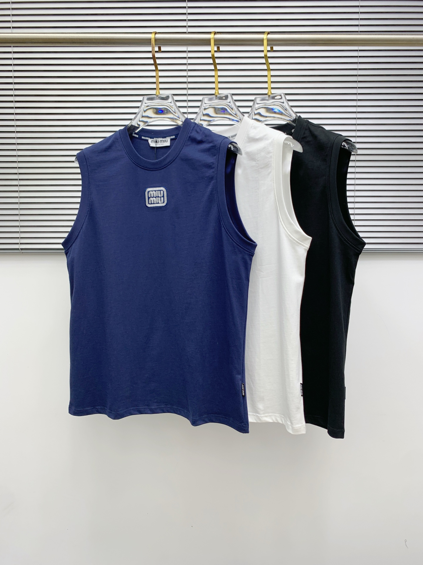 NO:426453,Miumiu25ss new vest, neckline and cuff reinforced threads are not easy to deform, neckline wrap threads, neck foot logo logo side wheat!  The fabric is washed and has a comfortable feel, skin-friendly and breathable without pilling!  Same model for men and women Size M-3XL, miumiu, alexander wang19860909miumiu25ss新款背心 领口和袖口增强螺纹不易变形 领口包条螺纹、领脚标识logo侧麦！面料经洗水处理,手感舒适,亲肤透气不起球！男女同款 尺码M-3XL,,miumiu,alexander wang,Men's clothing