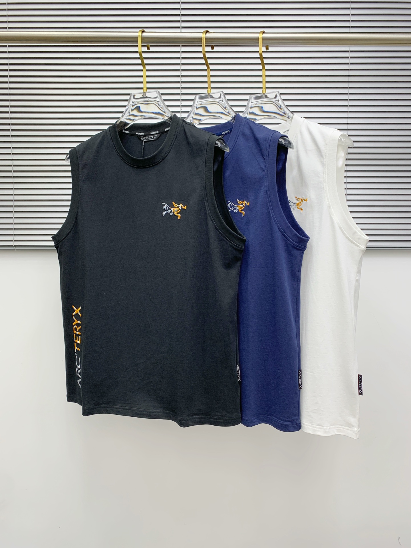 NO:426455,Archaeoptera bird 25ss new vest, neckline and cuff reinforced threads are not easy to deform, neckline wrap threads, neck foot logo logo side wheat!  The fabric is washed and has a comfortable feel, skin-friendly and breathable without pilling!  Same model for men and women Size M-3XL, arc'teryx,alexander wang19860909始祖鸟25ss新款背心 领口和袖口增强螺纹不易变形 领口包条螺纹、领脚标识logo侧麦！面料经洗水处理,手感舒适,亲肤透气不起球！男女同款 尺码M-3XL,arc'teryx,alexander wang,Men's clothing