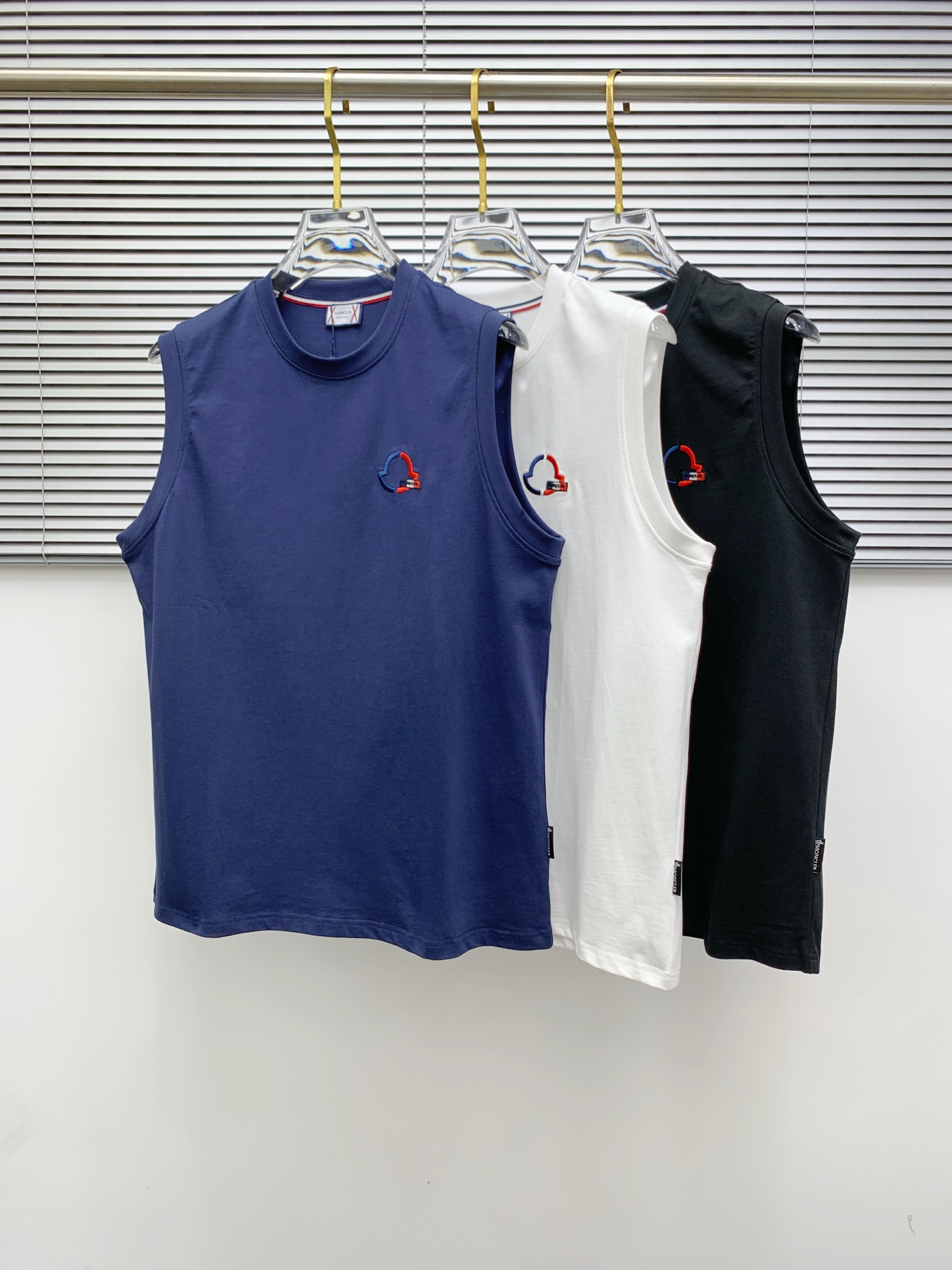 NO:426460,The new vest with 25ss cover, the neckline and cuffs reinforced threads are not easy to deform. The neckline cover threads and neck foot logo logo side wheat!  The fabric is washed and has a comfortable feel, skin-friendly and breathable without pilling!  Same model for men and women Size M-3XL, Moncler, alexander wang19860909蒙口25ss新款背心 领口和袖口增强螺纹不易变形 领口包条螺纹、领脚标识logo侧麦！面料经洗水处理,手感舒适,亲肤透气不起球！男女同款 尺码M-3XL,,Moncler,alexander wang,Men's clothing