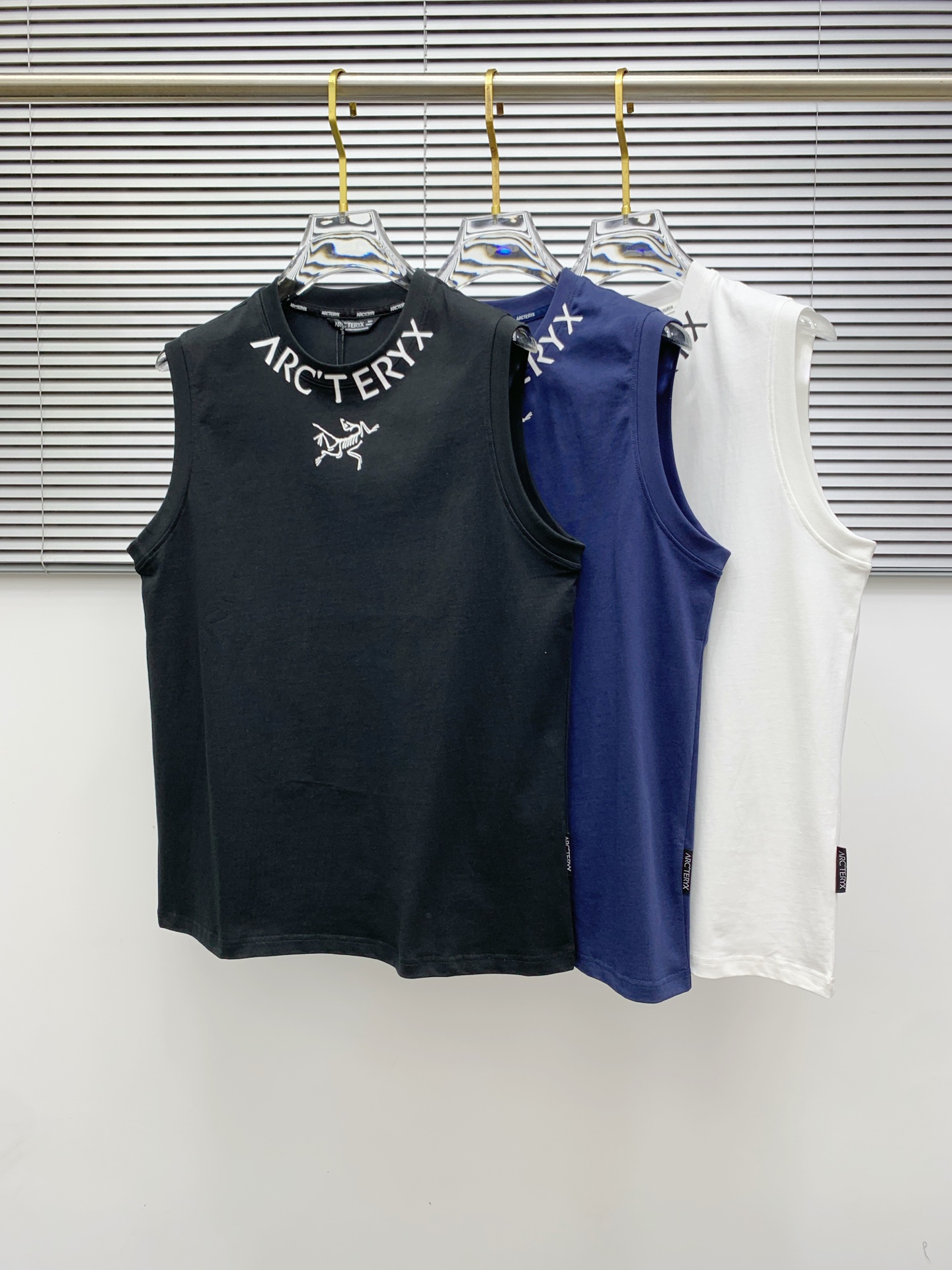 NO:426465,Archaeoptera bird 25ss new vest, neckline and cuff reinforced threads are not easy to deform, neckline wrap threads, neck foot logo logo side wheat!  The fabric is washed and has a comfortable feel, skin-friendly and breathable without pilling!  Same model for men and women Size M-3XL, arc'teryx,alexander wang19860909始祖鸟25ss新款背心 领口和袖口增强螺纹不易变形 领口包条螺纹、领脚标识logo侧麦！面料经洗水处理,手感舒适,亲肤透气不起球！男女同款 尺码M-3XL,arc'teryx,alexander wang,Men's clothing