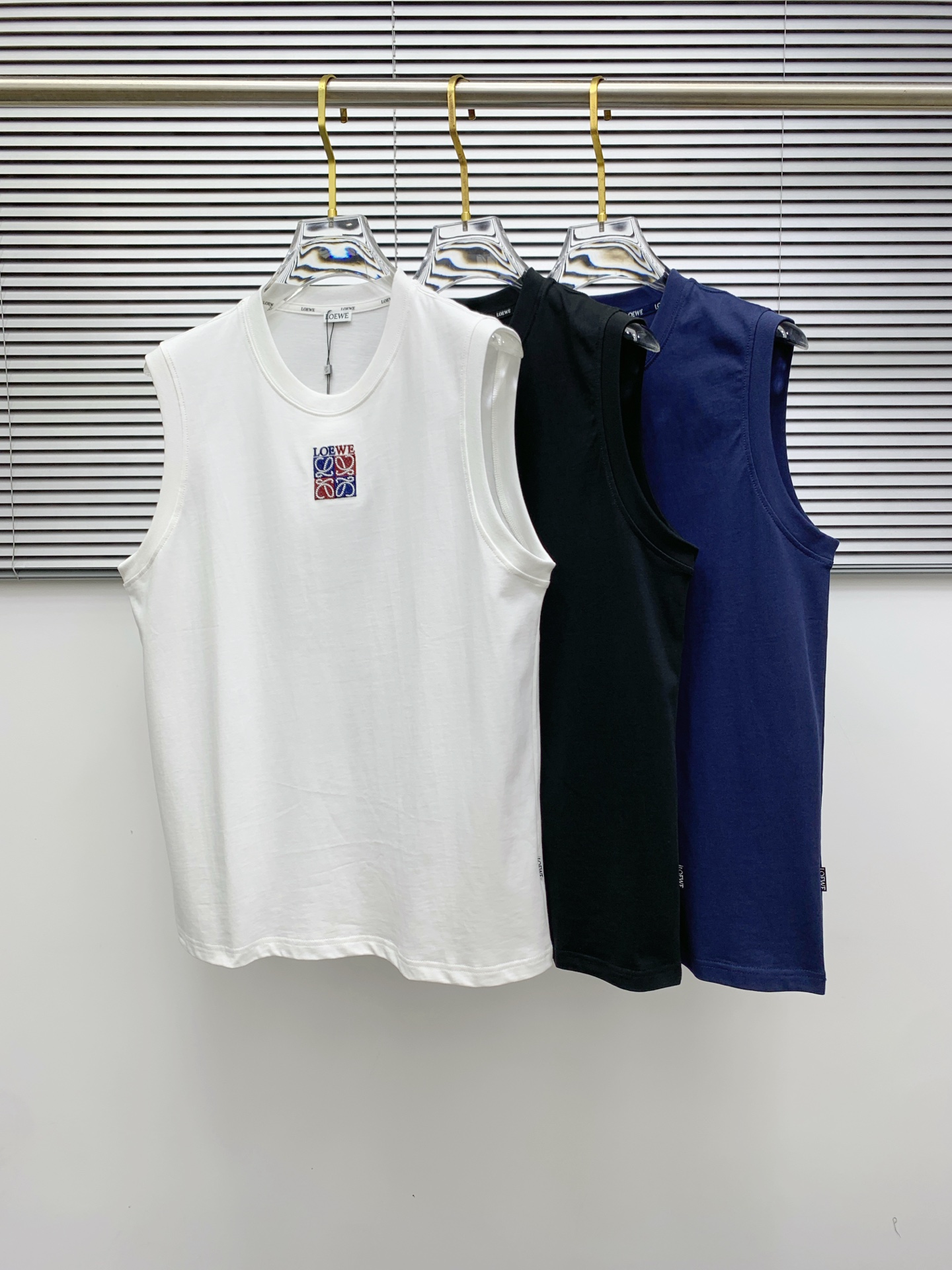 NO:426470,Luo Yiwei 25ss new vest, neckline and cuff reinforced threads are not easy to deform, neckline wrap threads, neck foot logo logo side wheat!  The fabric is washed and has a comfortable feel, skin-friendly and breathable without pilling!  Same model for men and women Size M-3XL, loewe, alexander wang19860909罗意威25ss新款背心 领口和袖口增强螺纹不易变形 领口包条螺纹、领脚标识logo侧麦！面料经洗水处理,手感舒适,亲肤透气不起球！男女同款 尺码M-3XL,,loewe,alexander wang,Men's clothing