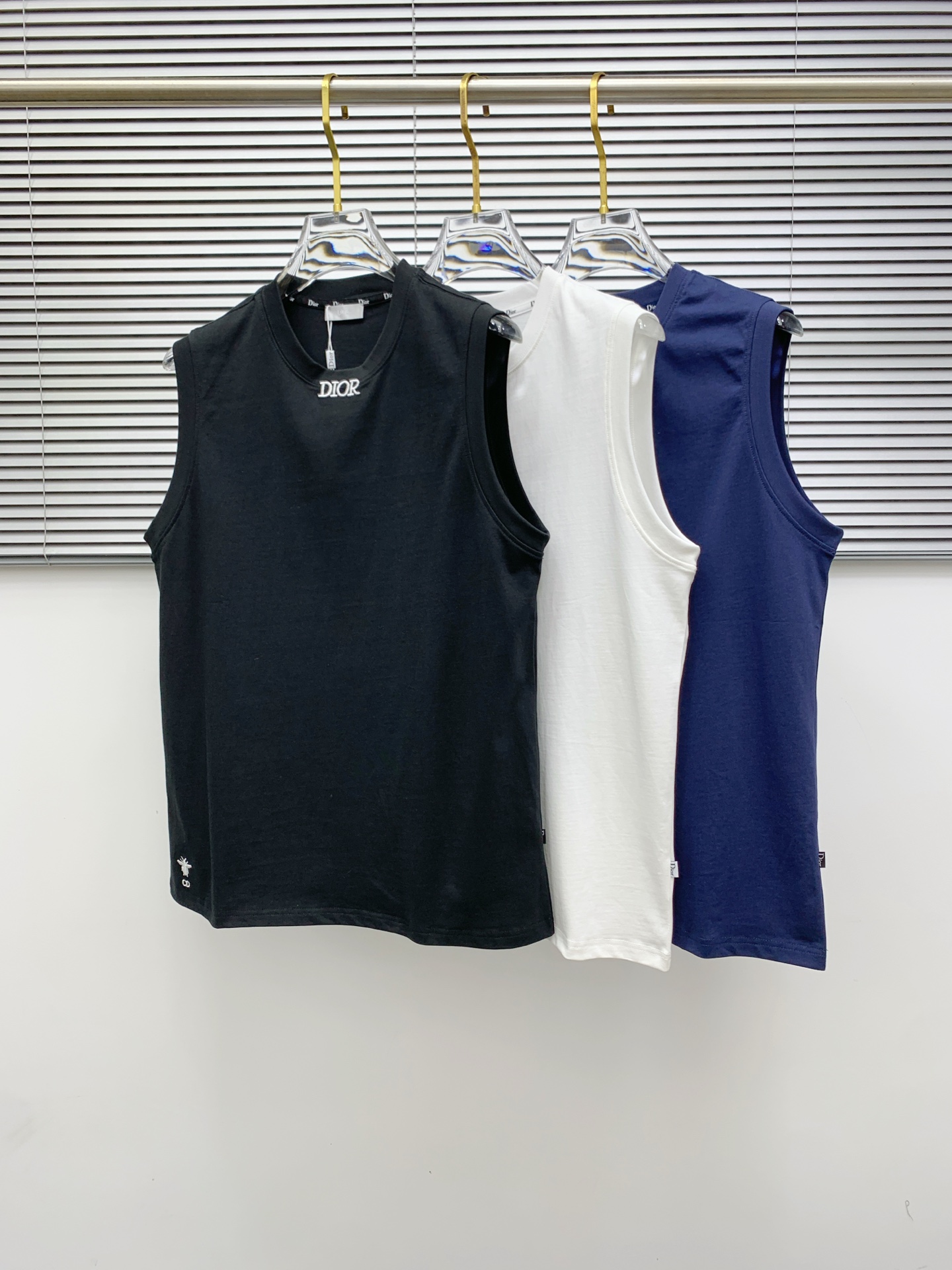 NO:426474,Dior 25ss new vest, neckline and cuff reinforced threads are not easy to deform, neckline wrap threads, neck foot logo logo side wheat!  The fabric is washed and has a comfortable feel, skin-friendly and breathable without pilling!  Same model for men and women Size M-3XL, Dior, alexander wang19860909迪奥25ss新款背心 领口和袖口增强螺纹不易变形 领口包条螺纹、领脚标识logo侧麦！面料经洗水处理,手感舒适,亲肤透气不起球！男女同款 尺码M-3XL,,dior,alexander wang,Men's clothing