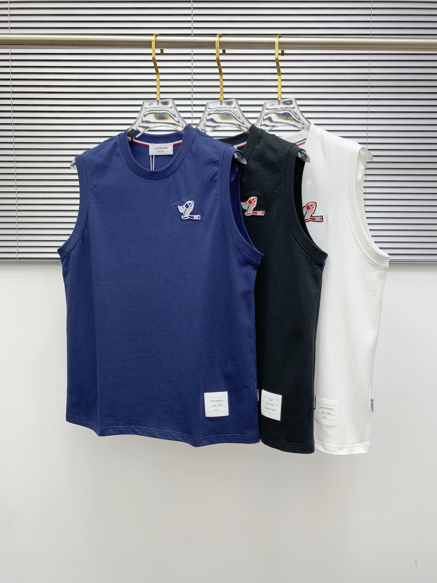 NO:426480,TB 25ss new vest, neckline and cuff reinforced threads are not easy to deform, neckline wrap threads, neck foot logo logo side wheat!  The fabric is washed and has a comfortable feel, skin-friendly and breathable without pilling!  Same model for men and women Size M-3XL, alexander wang19860909TB 25ss新款背心 领口和袖口增强螺纹不易变形 领口包条螺纹、领脚标识logo侧麦！面料经洗水处理,手感舒适,亲肤透气不起球！男女同款 尺码M-3XL,,alexander wang,Men's clothing