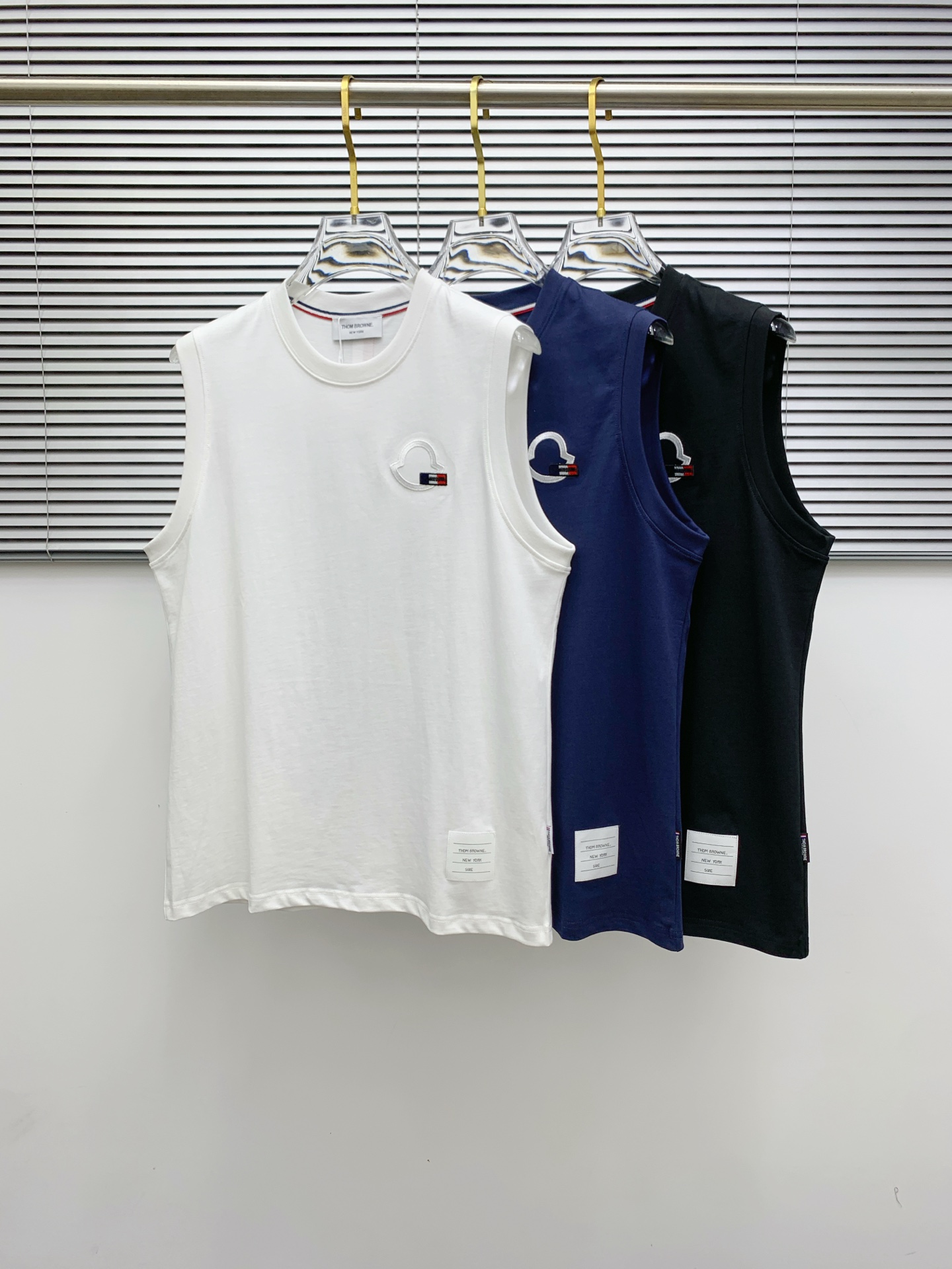 NO:426498,TB 25ss new vest, neckline and cuff reinforced threads are not easy to deform, neckline wrap threads, neck foot logo logo side wheat!  The fabric is washed and has a comfortable feel, skin-friendly and breathable without pilling!  Same model for men and women Size M-3XL, alexander wang19860909TB 25ss新款背心 领口和袖口增强螺纹不易变形 领口包条螺纹、领脚标识logo侧麦！面料经洗水处理,手感舒适,亲肤透气不起球！男女同款 尺码M-3XL,,alexander wang,Men's clothing