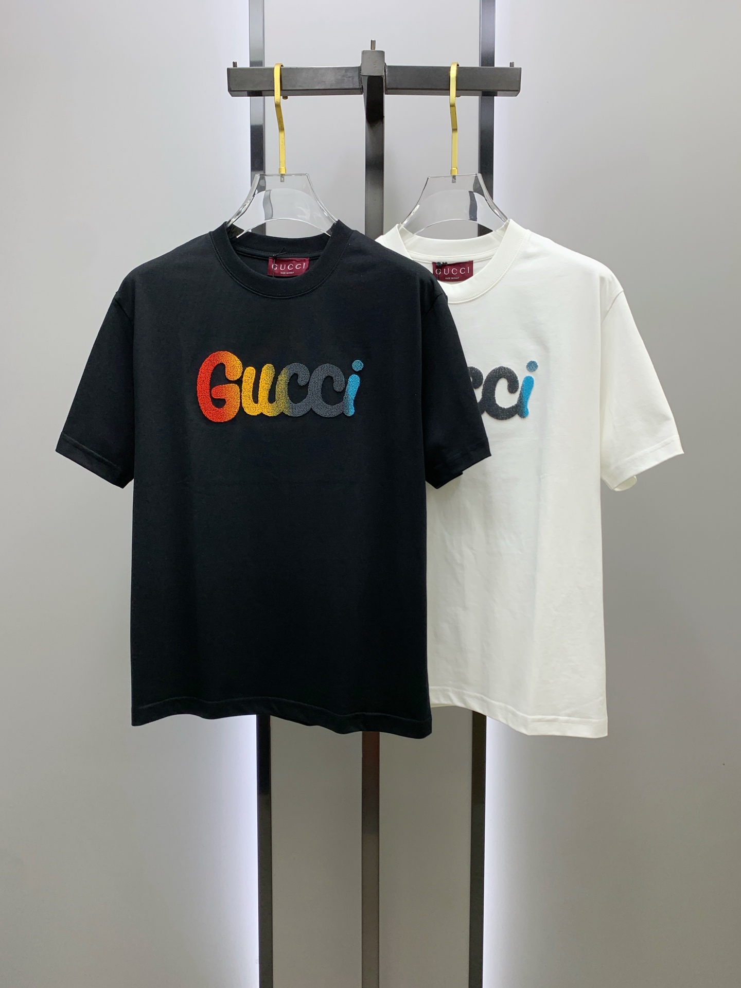 NO:522413,The latest fabric of ss Gucci pure cotton!  Classic logo pattern logo stylish simple trendy short sleeves, the top quality counter original single short sleeves, the top-level production process imported fabric, the unique design of the counter model, using imported high-end customized fabrics. The official website is on sale!  Excellent fabric style, size M-3XL, gucci, T-shirt, alexander wang19860909ss古驰纯棉最新面料！经典标识图案logo时尚简约潮流短袖,最顶级的品质专柜原单短袖,顶级制作工艺进口面料,专柜款独特设计,采用进口高端订制面料.官网在售！面料版型超赞 码数M-3XL,,gucci,T-shirt,alexander wang,Men's clothing