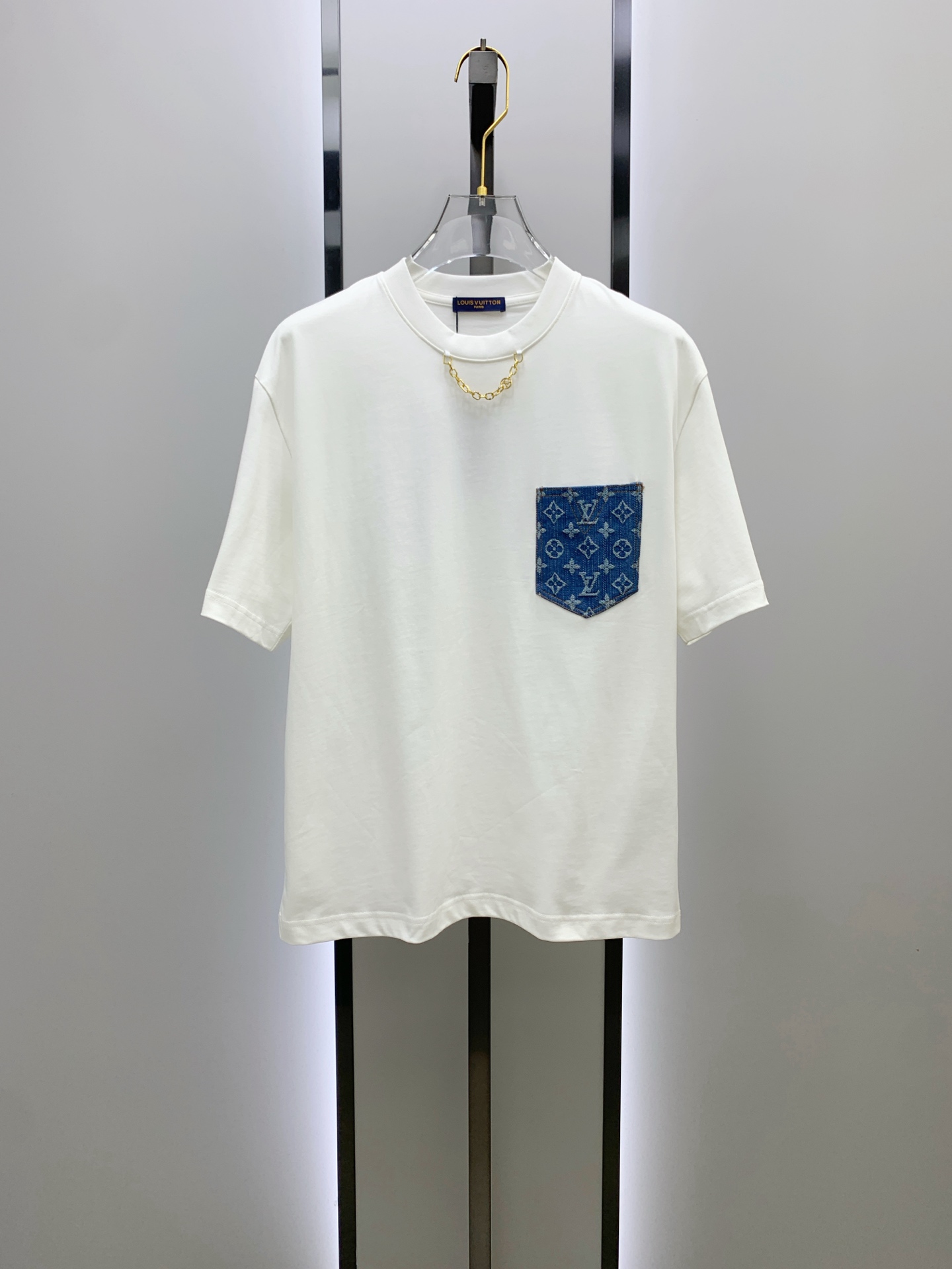 NO:522416,The latest fabric of ssLV pure cotton!  Classic logo pattern logo stylish simple trendy short sleeves, the top quality counter original single short sleeves, the top-level production process imported fabric, the unique design of the counter model, using imported high-end customized fabrics. The official website is on sale!  Excellent fabric style, size M-3XL, louis vuitton, T-shirt, alexander wang19860909ssLV纯棉最新面料！经典标识图案logo时尚简约潮流短袖,最顶级的品质专柜原单短袖,顶级制作工艺进口面料,专柜款独特设计,采用进口高端订制面料.官网在售！面料版型超赞 码数M-3XL,,louis vuitton,T-shirt,alexander wang,Men's clothing