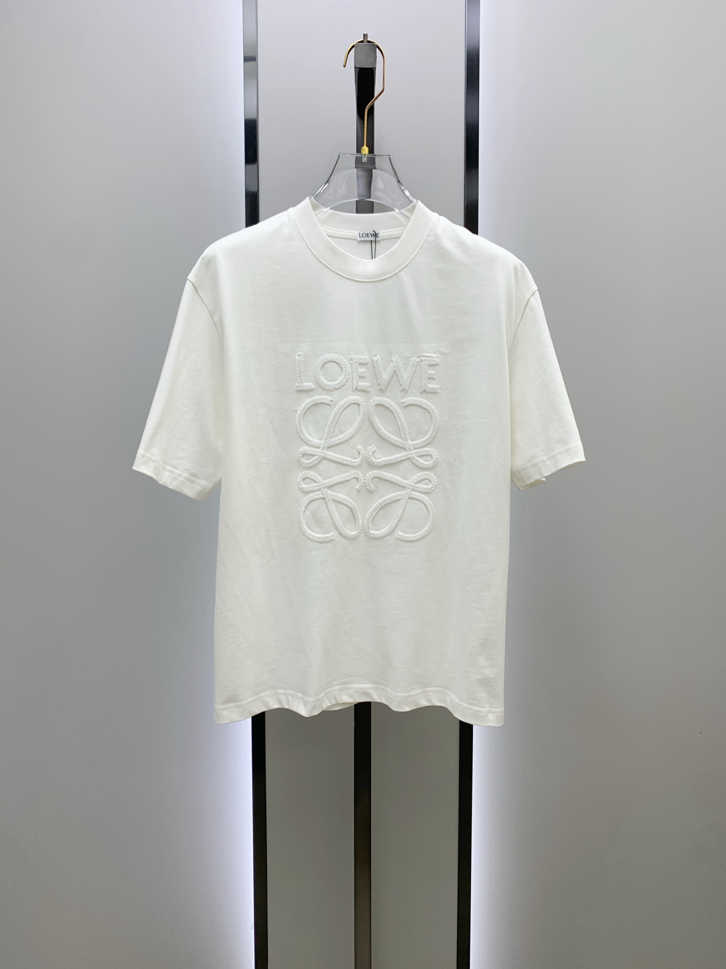 NO:522422,The latest fabric of ss Luo Yiwei pure cotton!  Classic logo pattern logo stylish simple trendy short sleeves, the top quality counter original single short sleeves, the top-level production process imported fabric, the unique design of the counter model, using imported high-end customized fabrics. The official website is on sale!  Excellent fabric style, size M-3XL, loewe, T-shirt, alexander wang19860909ss罗意威纯棉最新面料！经典标识图案logo时尚简约潮流短袖,最顶级的品质专柜原单短袖,顶级制作工艺进口面料,专柜款独特设计,采用进口高端订制面料.官网在售！面料版型超赞 码数M-3XL,,loewe,T-shirt,alexander wang,Men's clothing