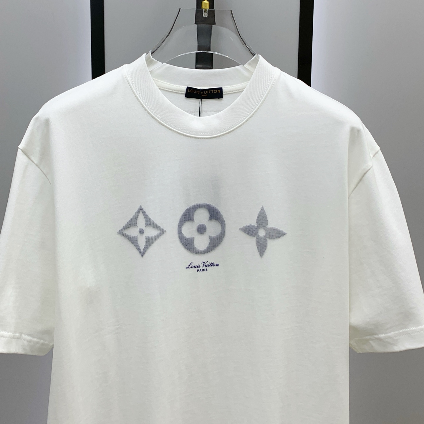 ssLV纯棉最新面料经典标识图案logo时尚简约潮流短袖，最顶级的品质专柜原单短袖，顶级制作工艺进口面料