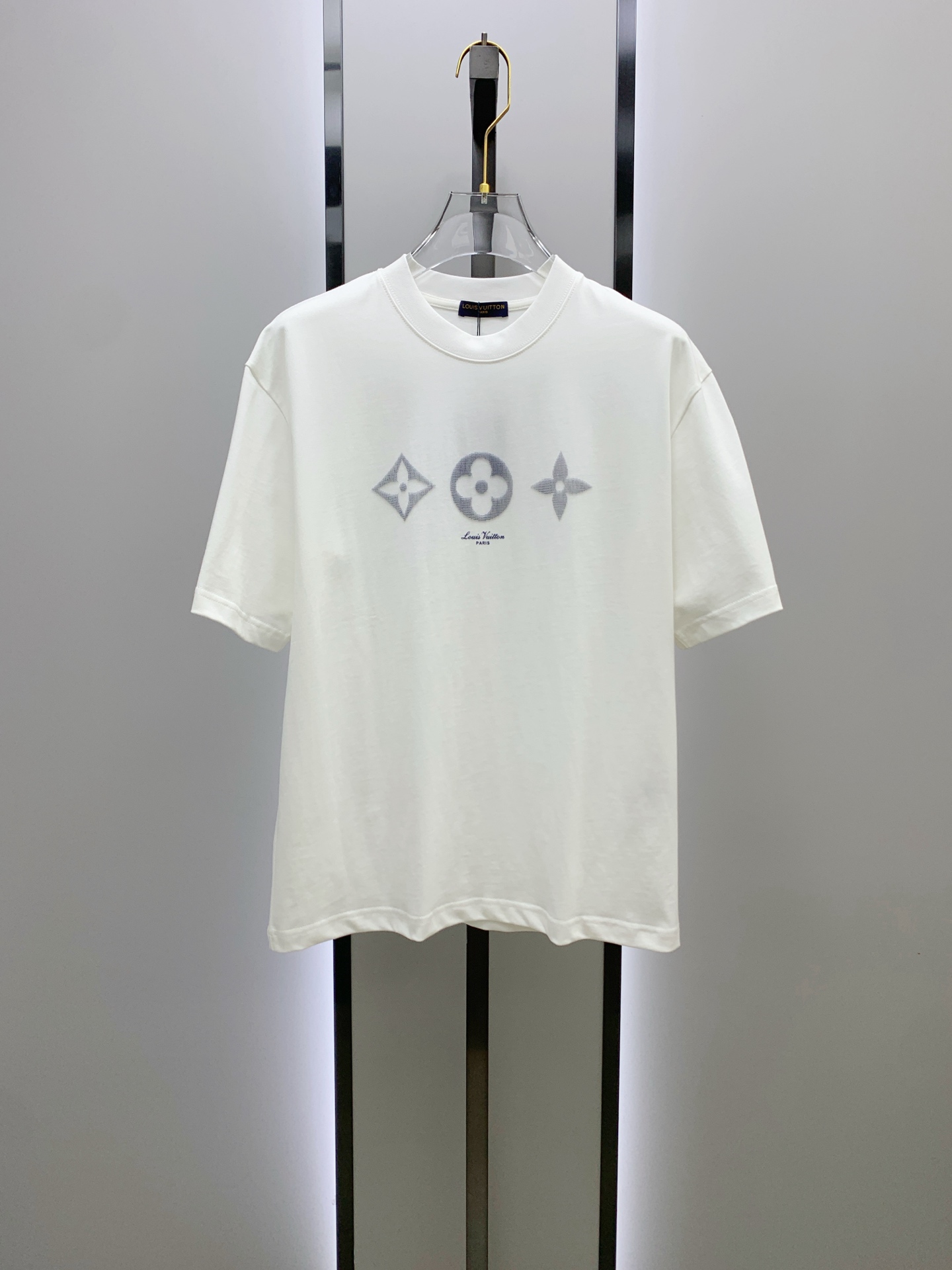 ssLV纯棉最新面料经典标识图案logo时尚简约潮流短袖，最顶级的品质专柜原单短袖，顶级制作工艺进口面料