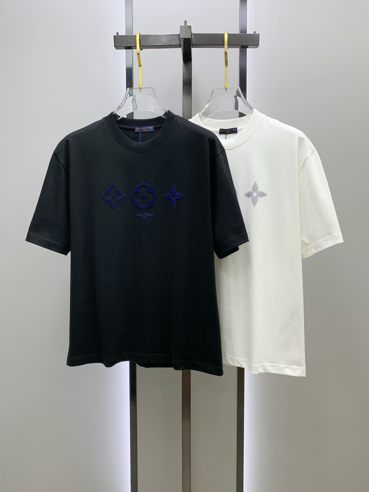 ssLV纯棉最新面料经典标识图案logo时尚简约潮流短袖，最顶级的品质专柜原单短袖，顶级制作工艺进口面料
