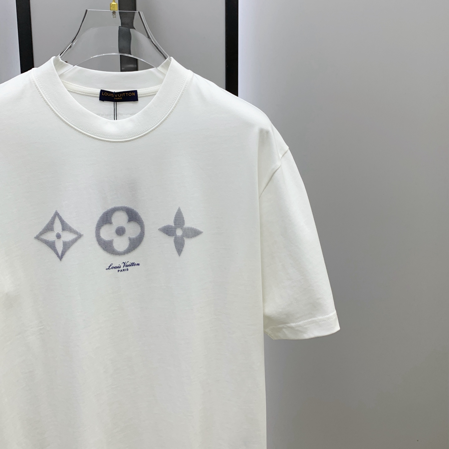 ssLV纯棉最新面料经典标识图案logo时尚简约潮流短袖，最顶级的品质专柜原单短袖，顶级制作工艺进口面料