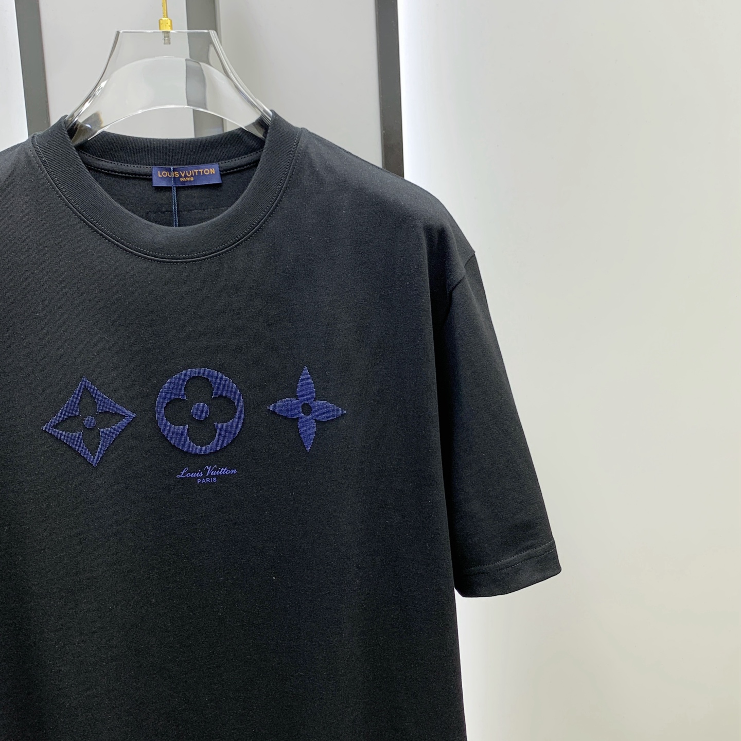 ssLV纯棉最新面料经典标识图案logo时尚简约潮流短袖，最顶级的品质专柜原单短袖，顶级制作工艺进口面料