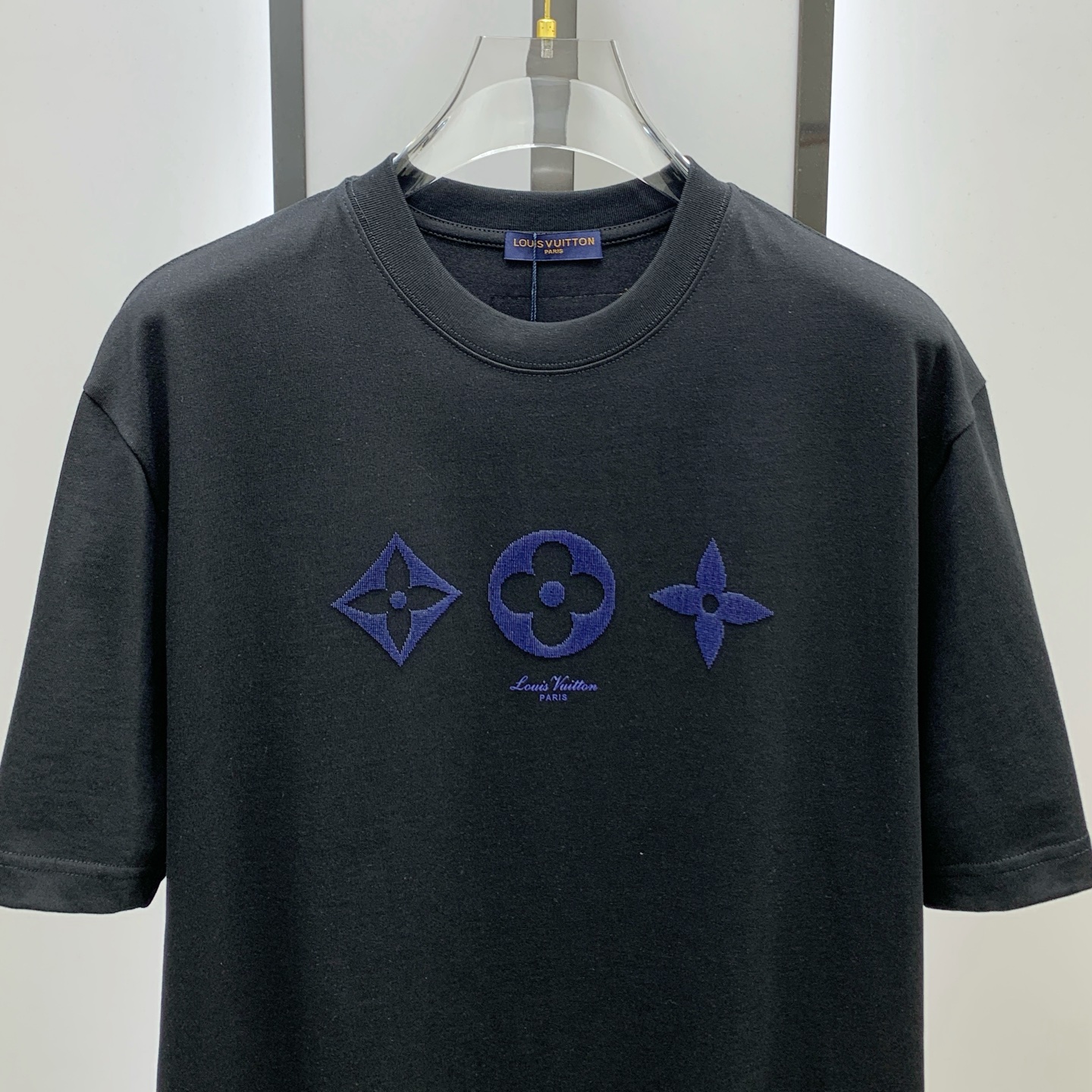 ssLV纯棉最新面料经典标识图案logo时尚简约潮流短袖，最顶级的品质专柜原单短袖，顶级制作工艺进口面料