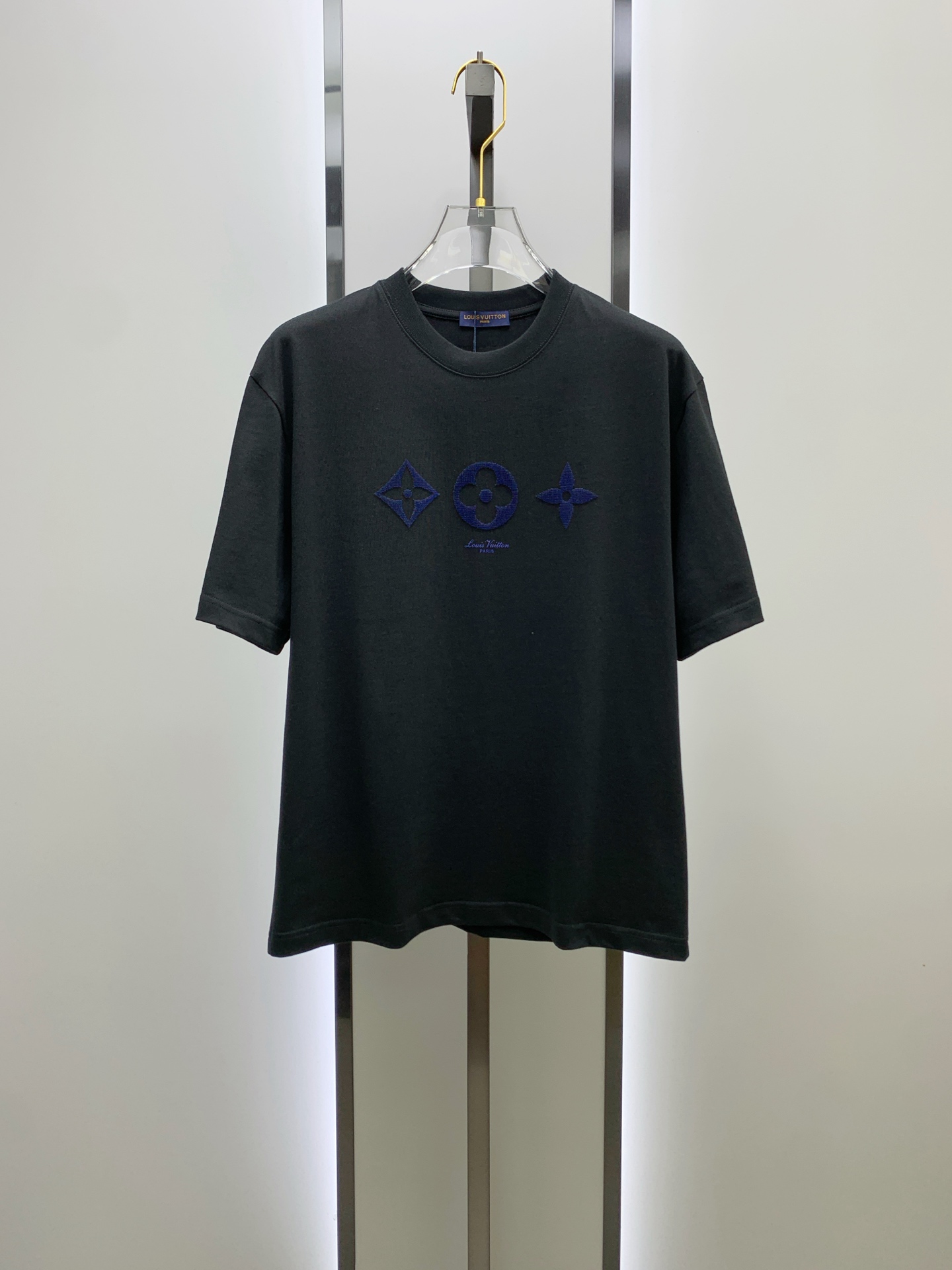 ssLV纯棉最新面料经典标识图案logo时尚简约潮流短袖，最顶级的品质专柜原单短袖，顶级制作工艺进口面料