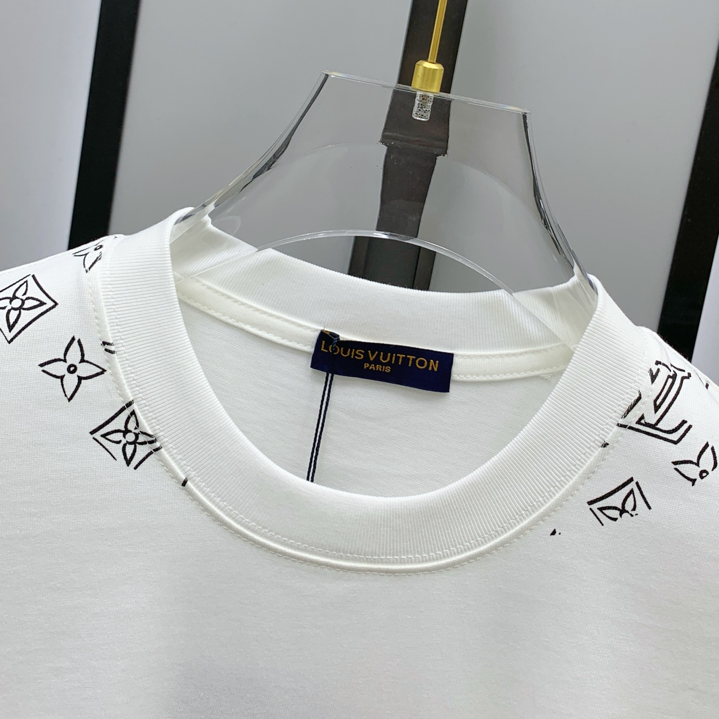 ssLV纯棉最新面料经典标识图案logo时尚简约潮流短袖，最顶级的品质专柜原单短袖，顶级制作工艺进口面料