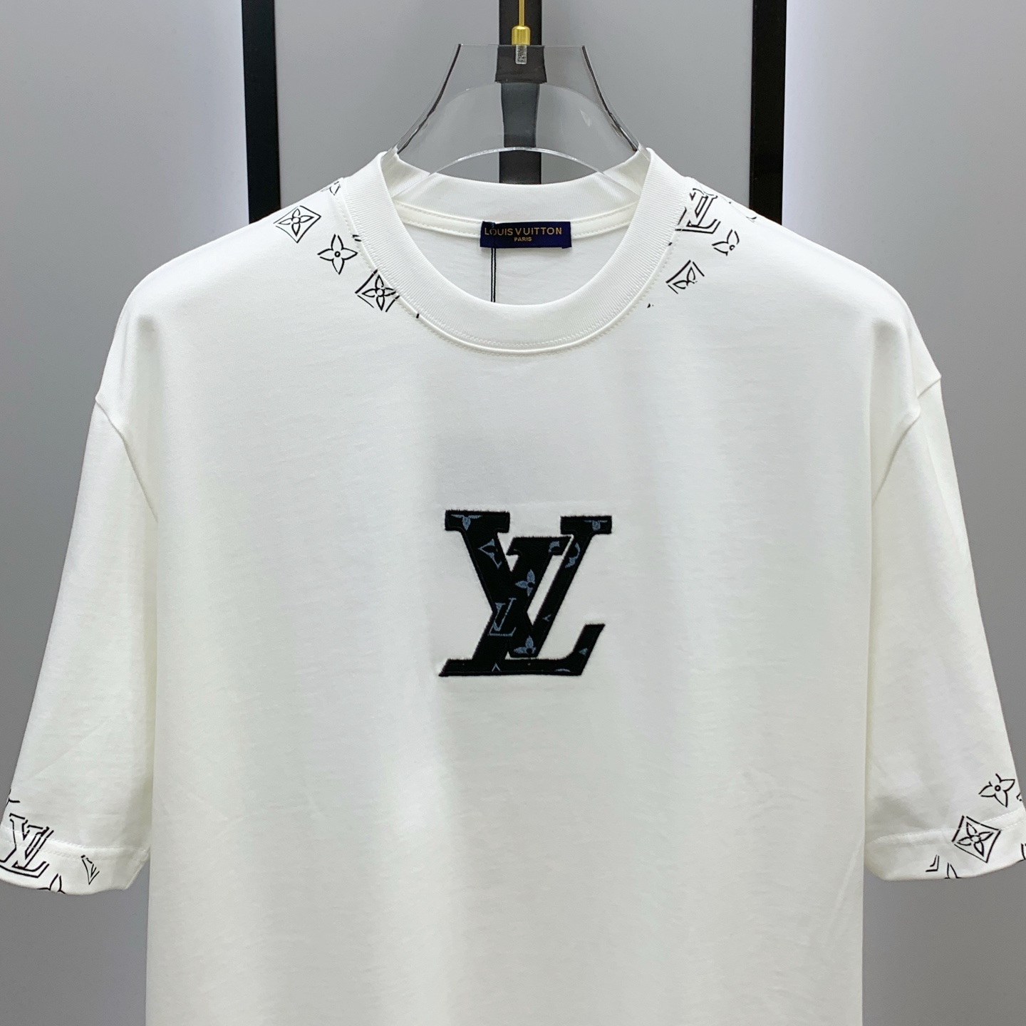 ssLV纯棉最新面料经典标识图案logo时尚简约潮流短袖，最顶级的品质专柜原单短袖，顶级制作工艺进口面料