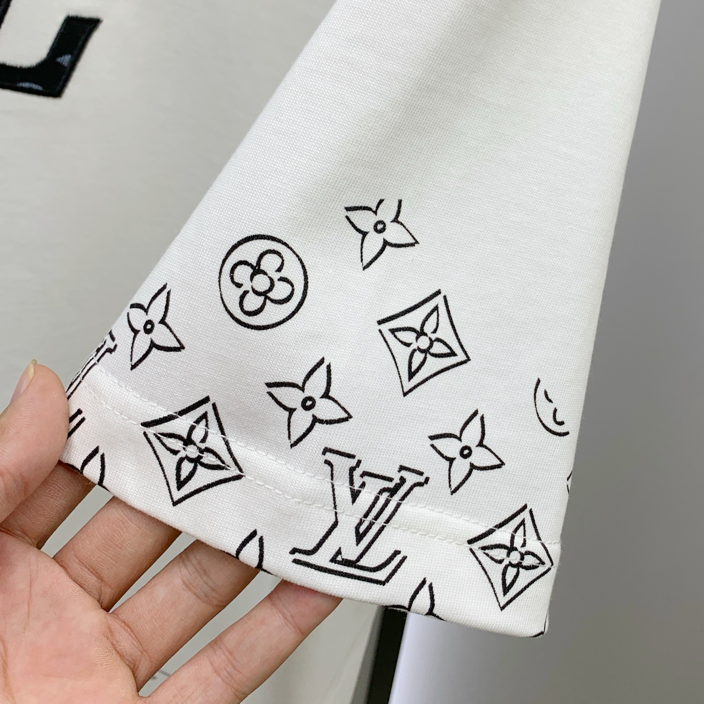 ssLV纯棉最新面料经典标识图案logo时尚简约潮流短袖，最顶级的品质专柜原单短袖，顶级制作工艺进口面料