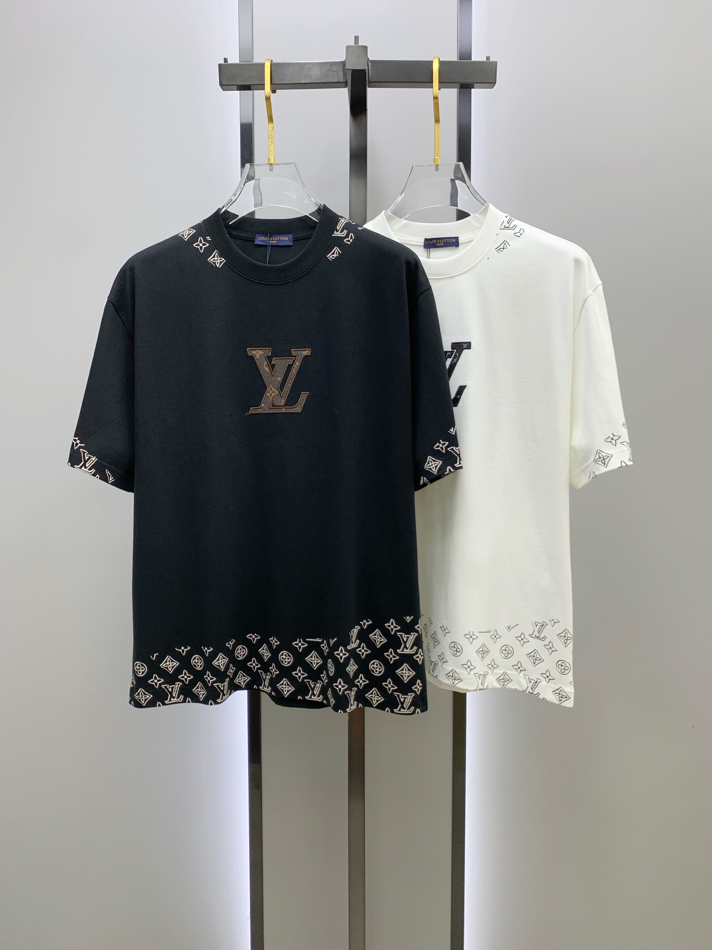 ssLV纯棉最新面料经典标识图案logo时尚简约潮流短袖，最顶级的品质专柜原单短袖，顶级制作工艺进口面料