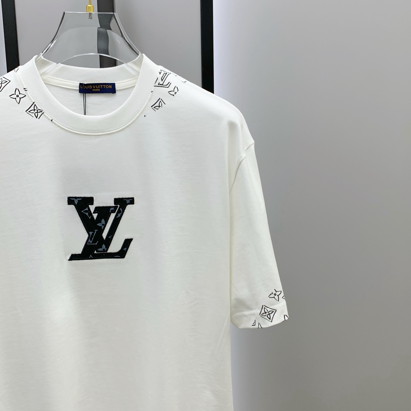 ssLV纯棉最新面料经典标识图案logo时尚简约潮流短袖，最顶级的品质专柜原单短袖，顶级制作工艺进口面料