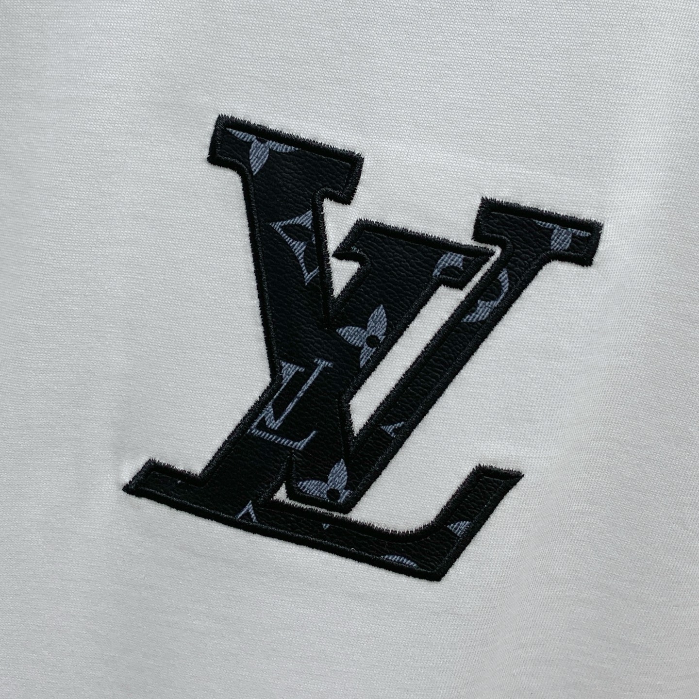ssLV纯棉最新面料经典标识图案logo时尚简约潮流短袖，最顶级的品质专柜原单短袖，顶级制作工艺进口面料
