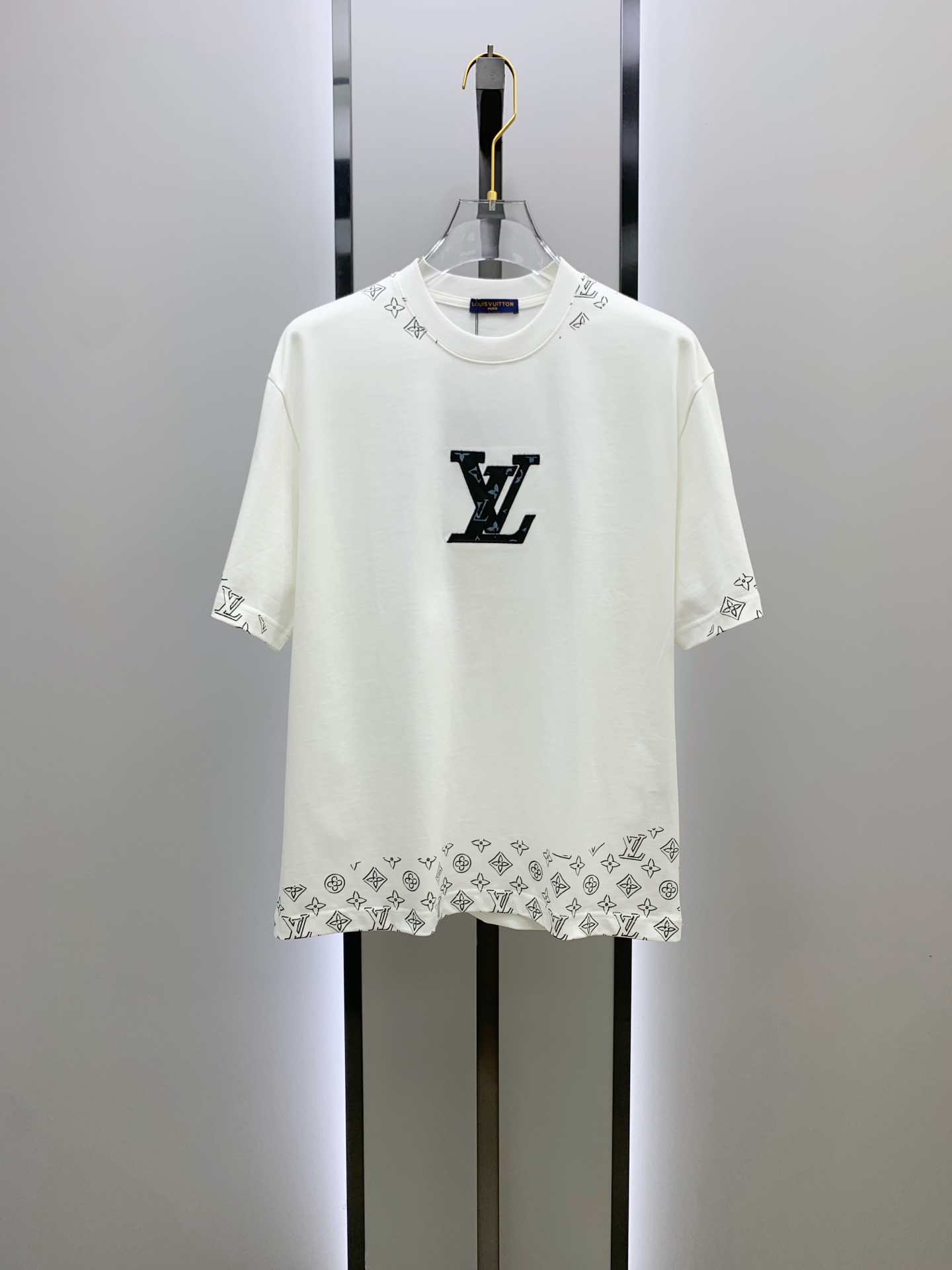 ssLV纯棉最新面料经典标识图案logo时尚简约潮流短袖，最顶级的品质专柜原单短袖，顶级制作工艺进口面料