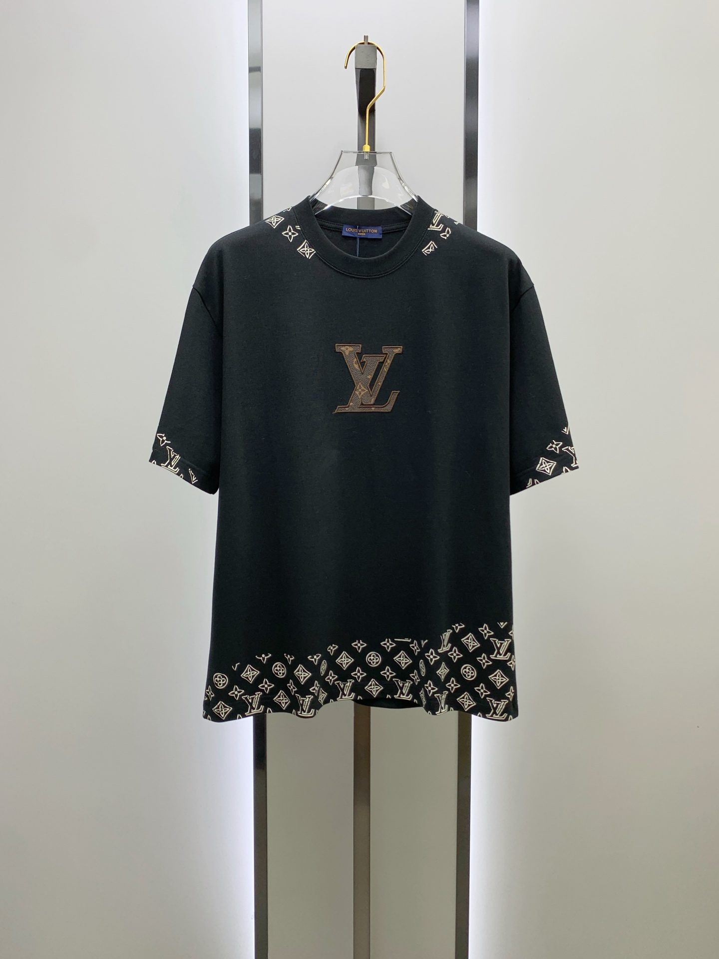 ssLV纯棉最新面料经典标识图案logo时尚简约潮流短袖，最顶级的品质专柜原单短袖，顶级制作工艺进口面料