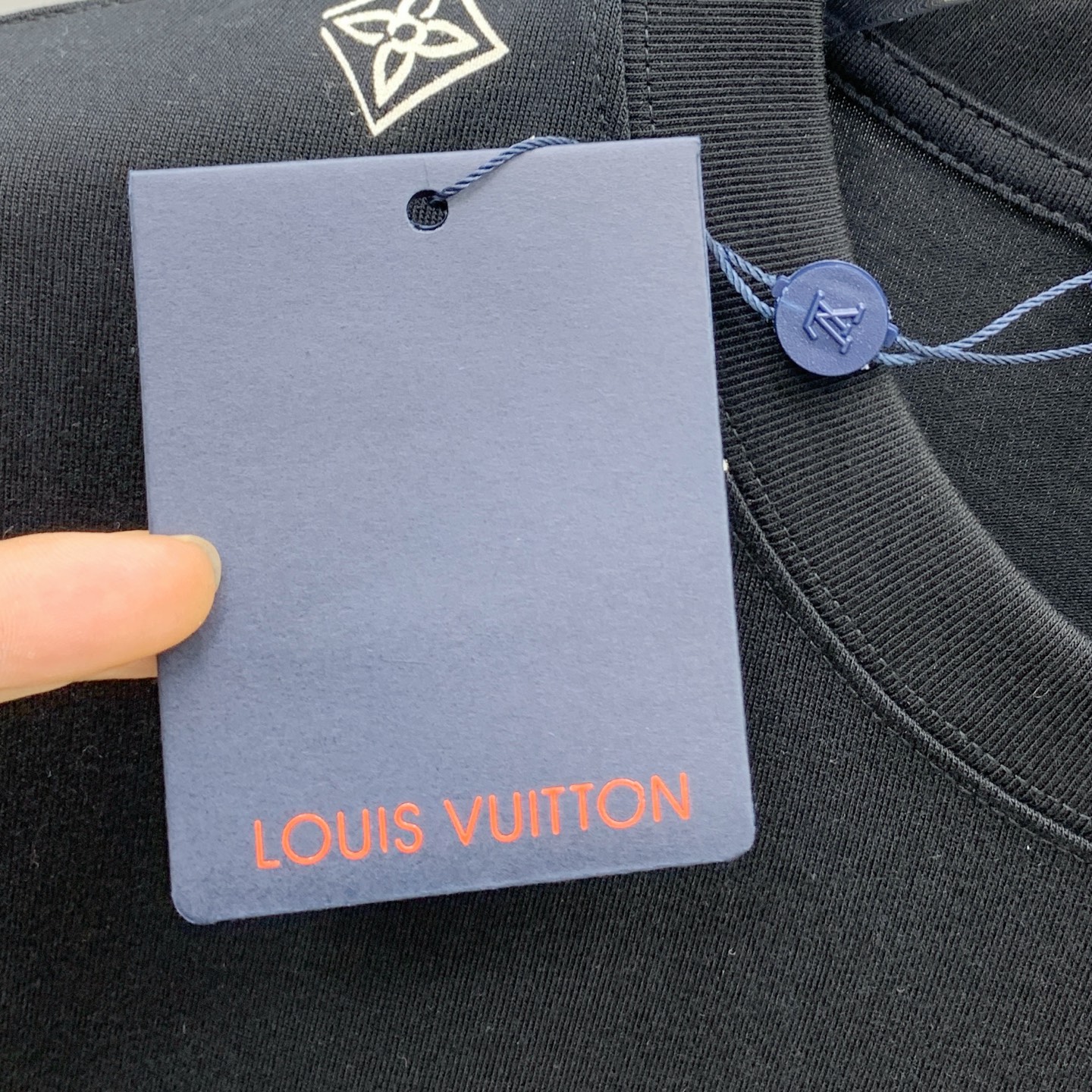 ssLV纯棉最新面料经典标识图案logo时尚简约潮流短袖，最顶级的品质专柜原单短袖，顶级制作工艺进口面料