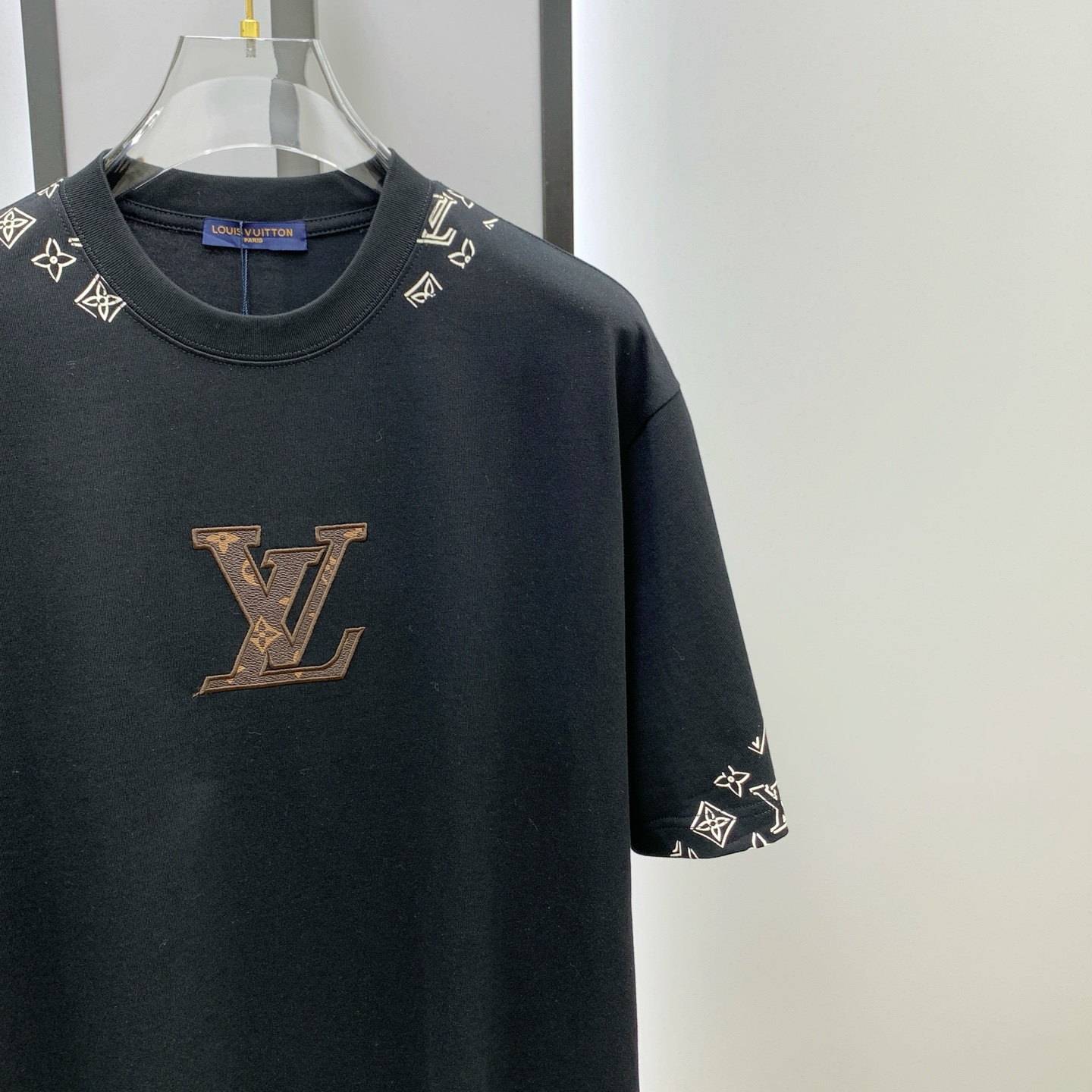 ssLV纯棉最新面料经典标识图案logo时尚简约潮流短袖，最顶级的品质专柜原单短袖，顶级制作工艺进口面料