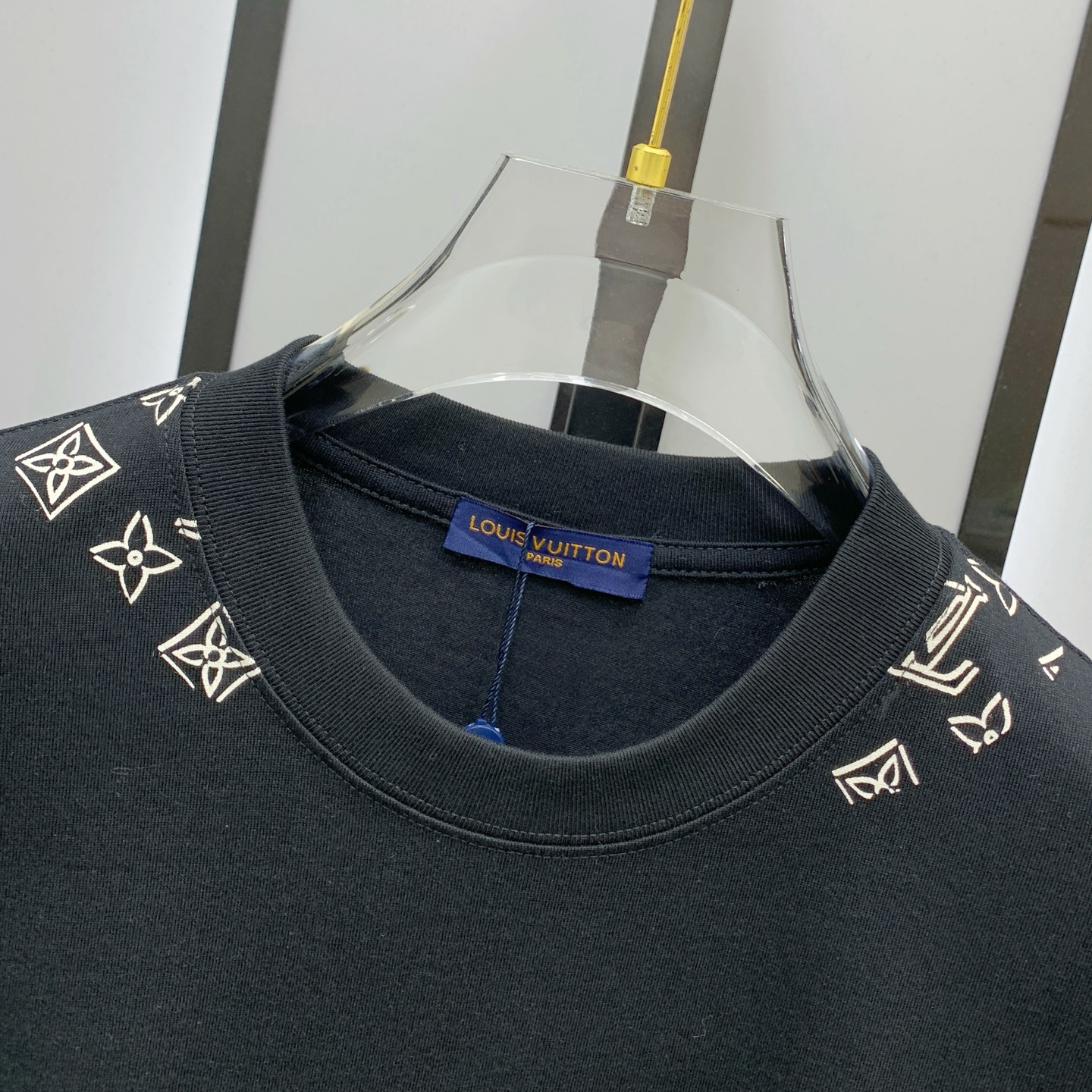 ssLV纯棉最新面料经典标识图案logo时尚简约潮流短袖，最顶级的品质专柜原单短袖，顶级制作工艺进口面料