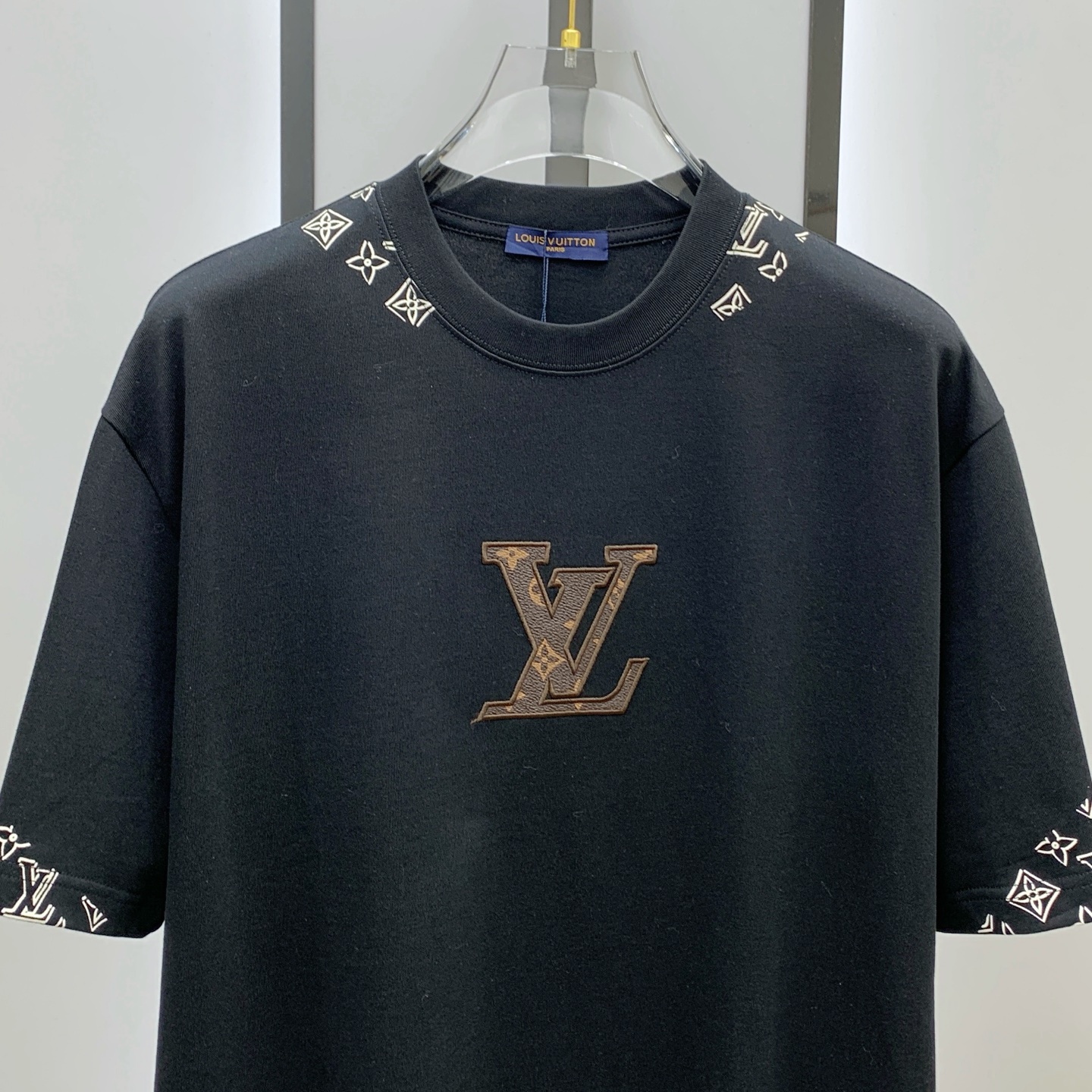 ssLV纯棉最新面料经典标识图案logo时尚简约潮流短袖，最顶级的品质专柜原单短袖，顶级制作工艺进口面料