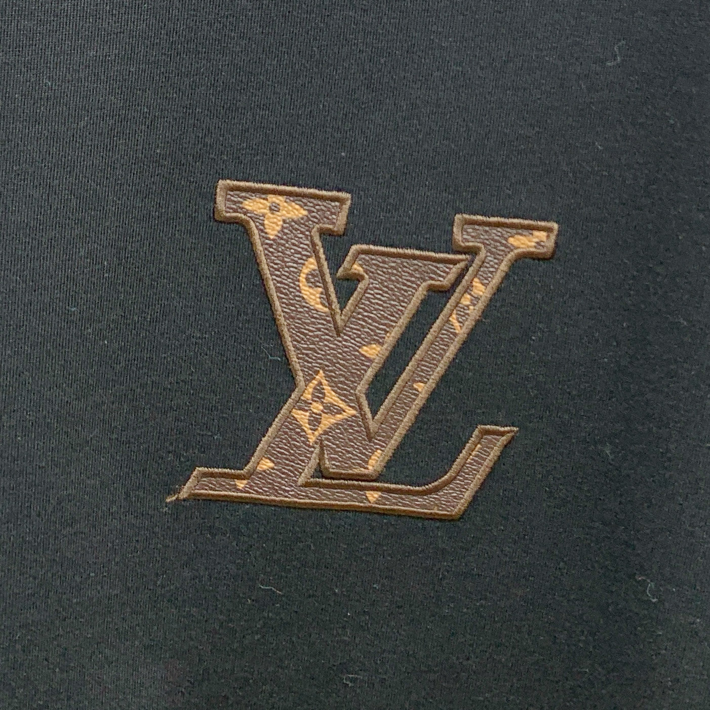 ssLV纯棉最新面料经典标识图案logo时尚简约潮流短袖，最顶级的品质专柜原单短袖，顶级制作工艺进口面料