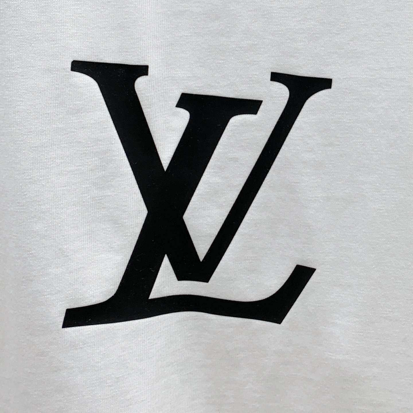 ssLV纯棉最新面料经典标识图案logo时尚简约潮流短袖，最顶级的品质专柜原单短袖，顶级制作工艺进口面料