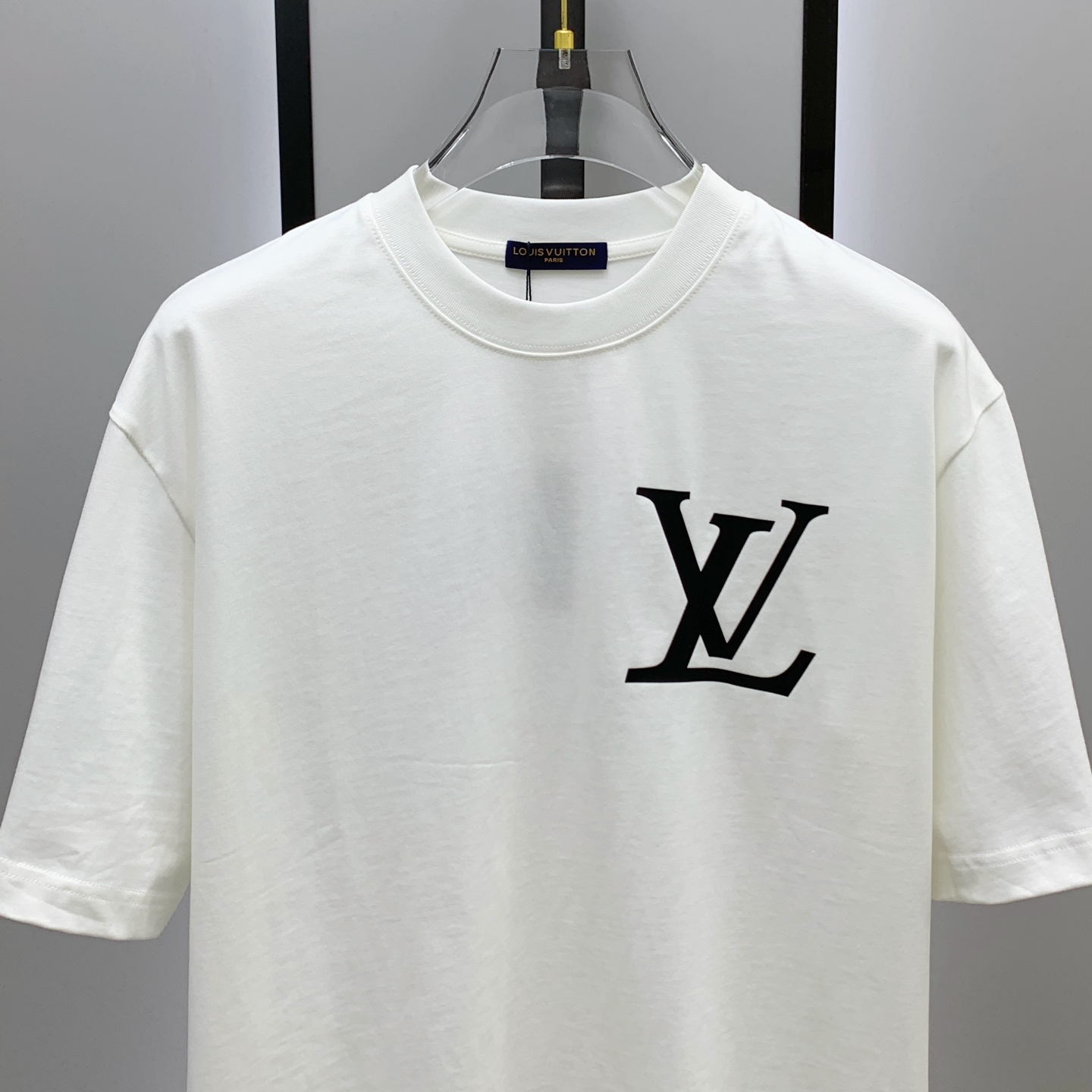 ssLV纯棉最新面料经典标识图案logo时尚简约潮流短袖，最顶级的品质专柜原单短袖，顶级制作工艺进口面料