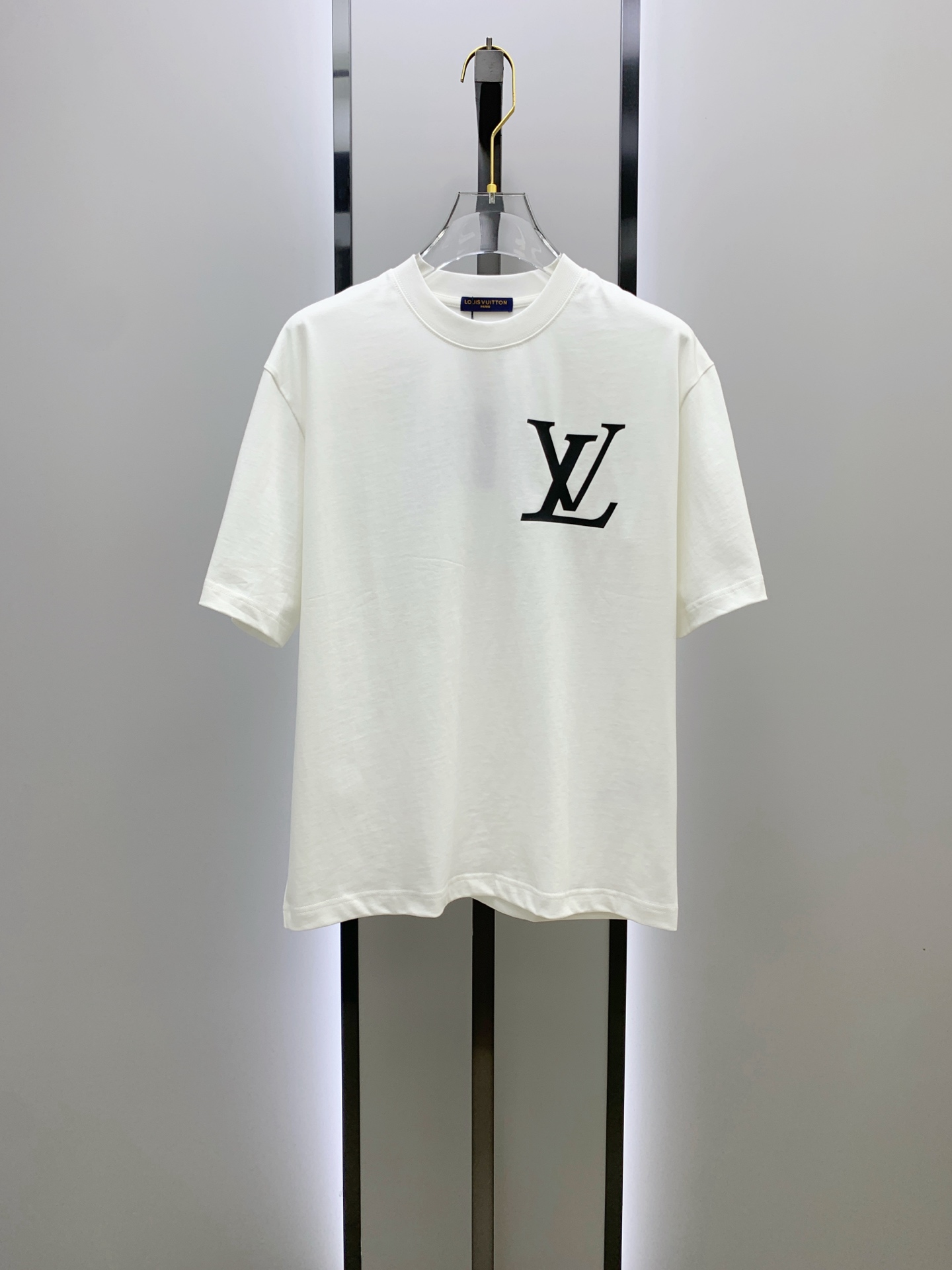 ssLV纯棉最新面料经典标识图案logo时尚简约潮流短袖，最顶级的品质专柜原单短袖，顶级制作工艺进口面料