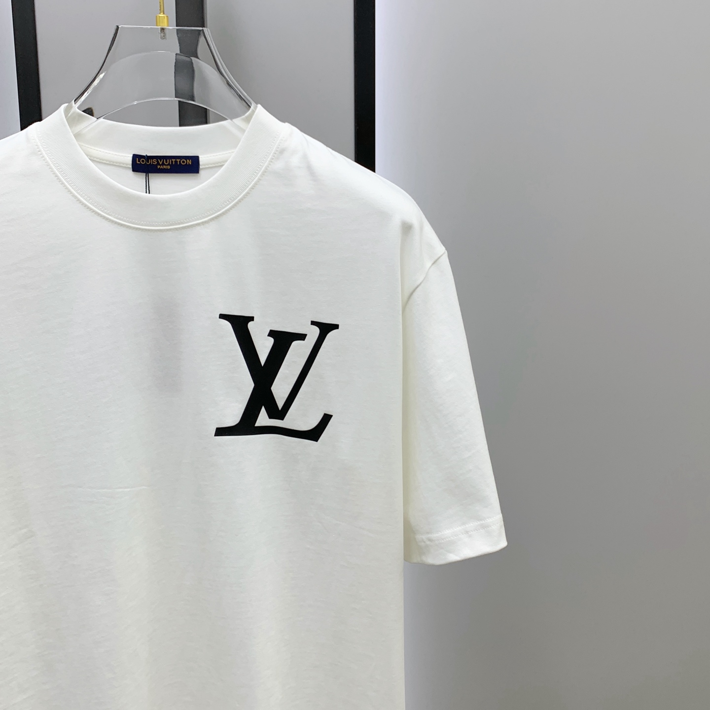 ssLV纯棉最新面料经典标识图案logo时尚简约潮流短袖，最顶级的品质专柜原单短袖，顶级制作工艺进口面料
