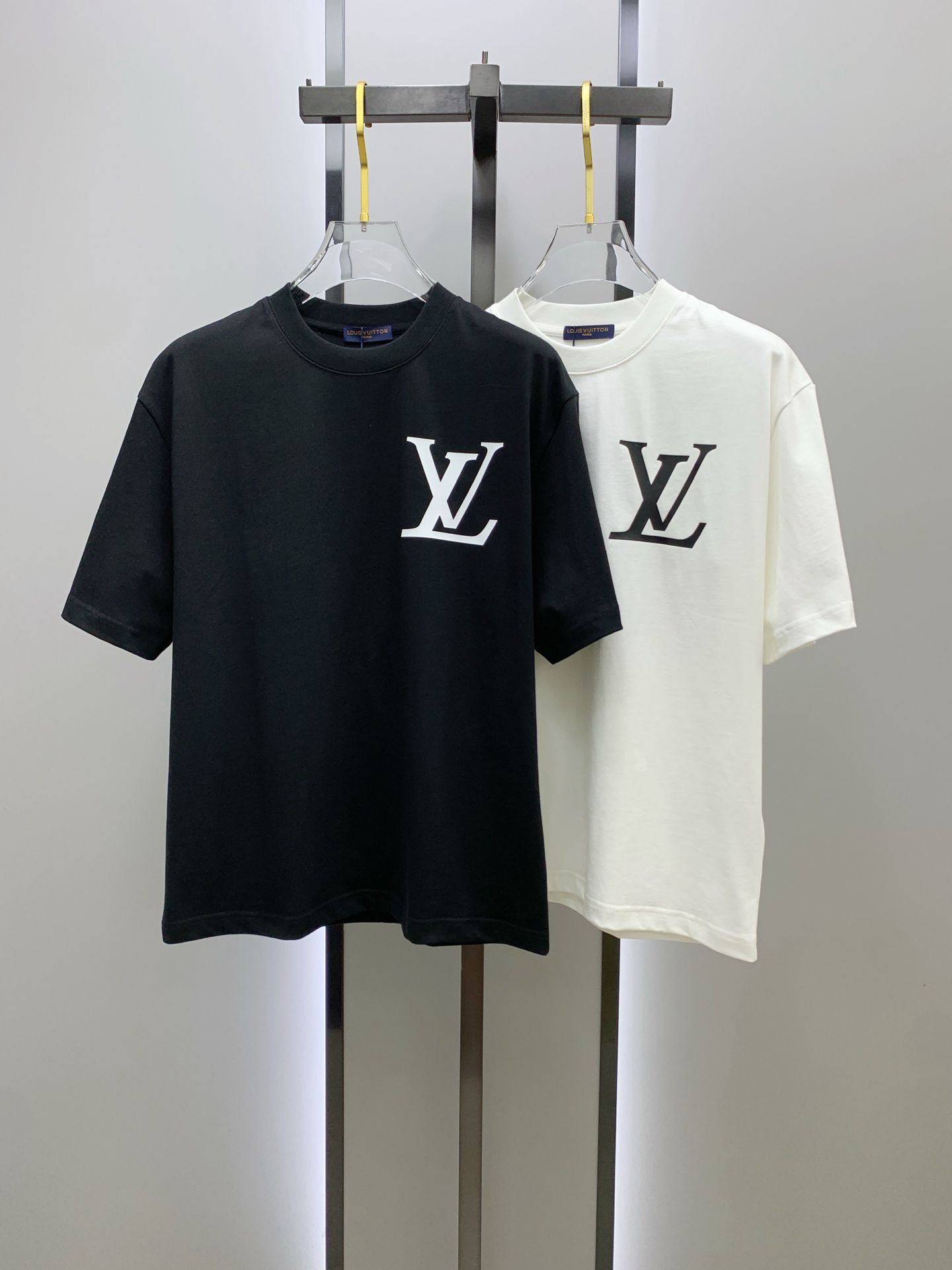 ssLV纯棉最新面料经典标识图案logo时尚简约潮流短袖，最顶级的品质专柜原单短袖，顶级制作工艺进口面料