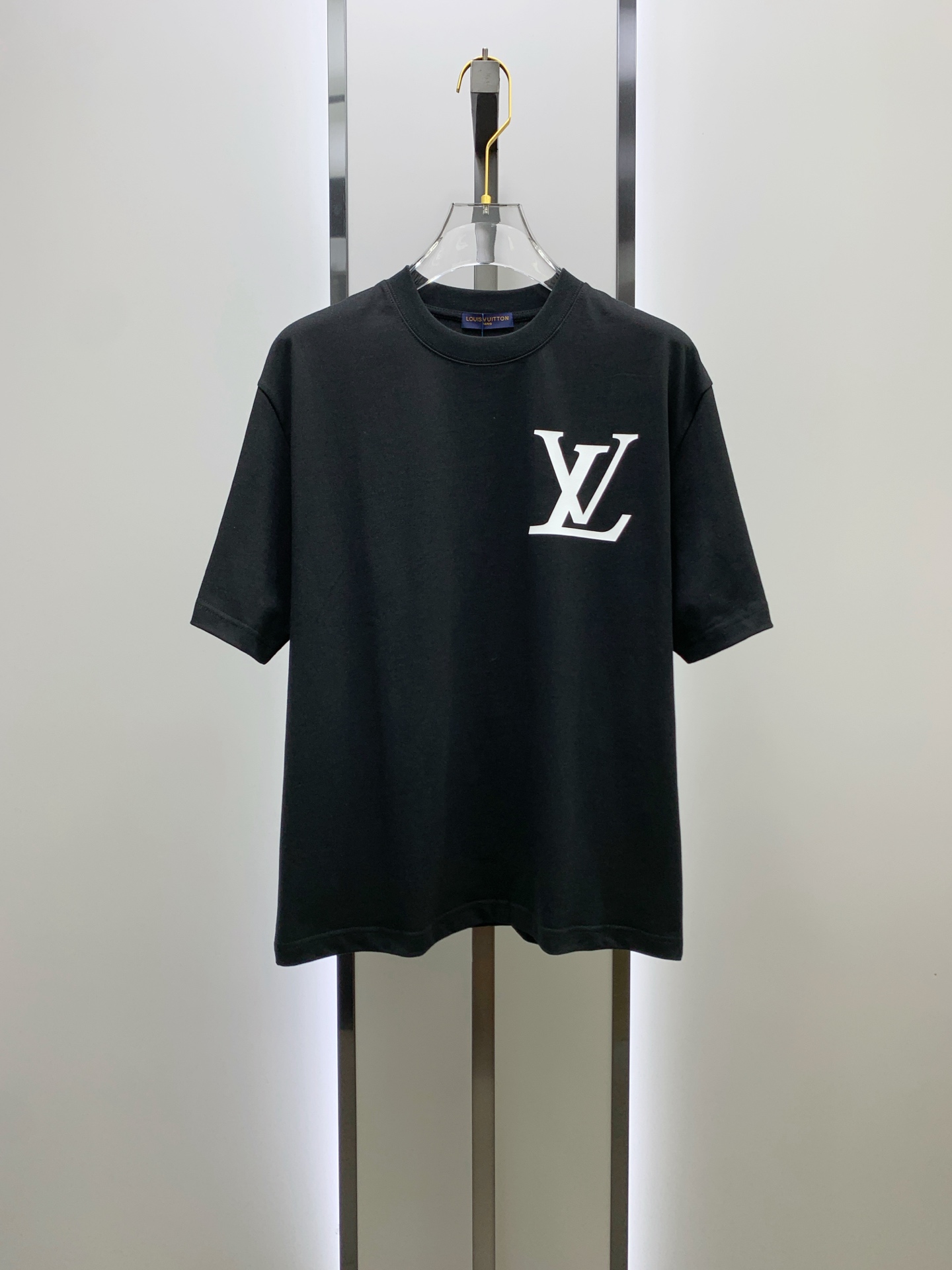 ssLV纯棉最新面料经典标识图案logo时尚简约潮流短袖，最顶级的品质专柜原单短袖，顶级制作工艺进口面料