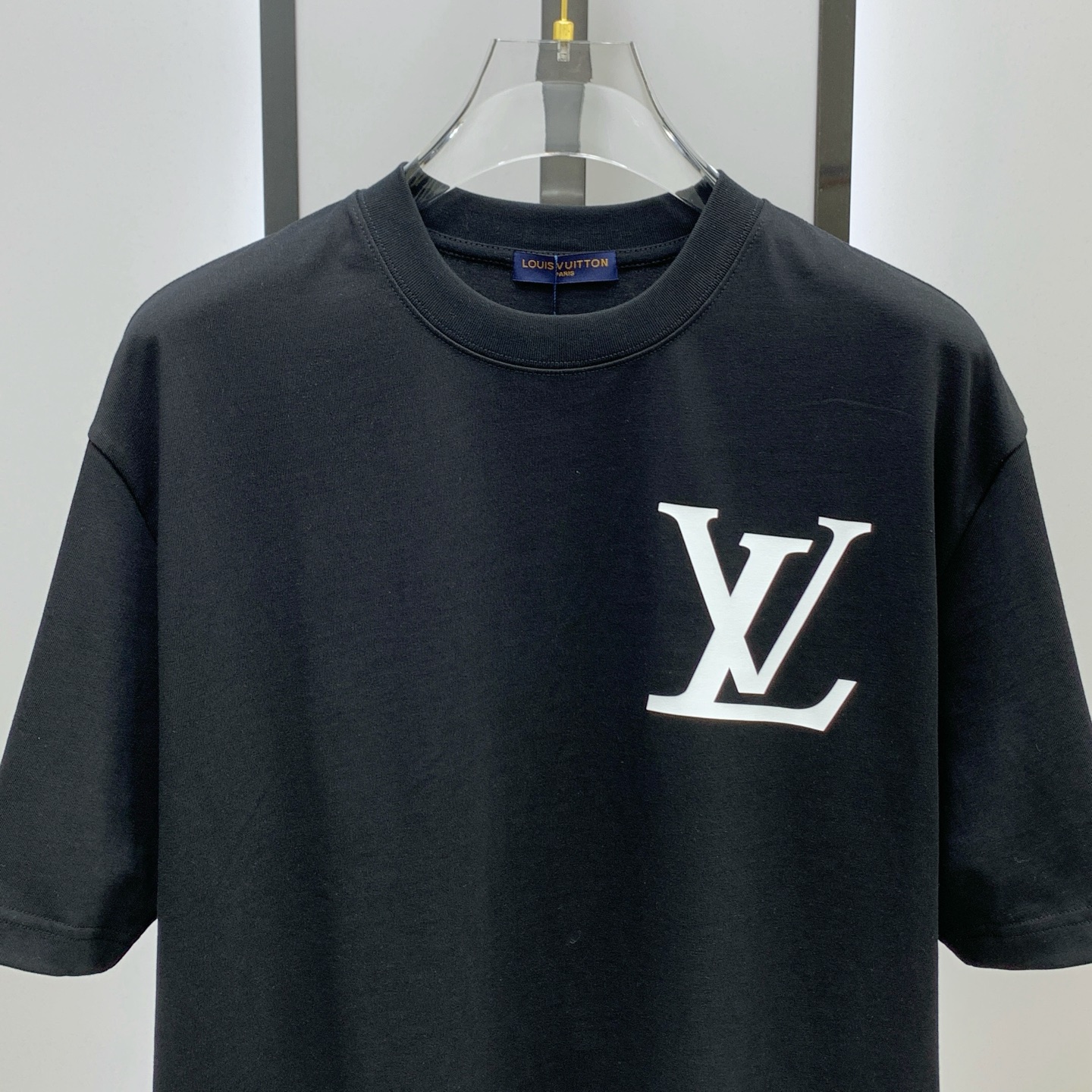 ssLV纯棉最新面料经典标识图案logo时尚简约潮流短袖，最顶级的品质专柜原单短袖，顶级制作工艺进口面料