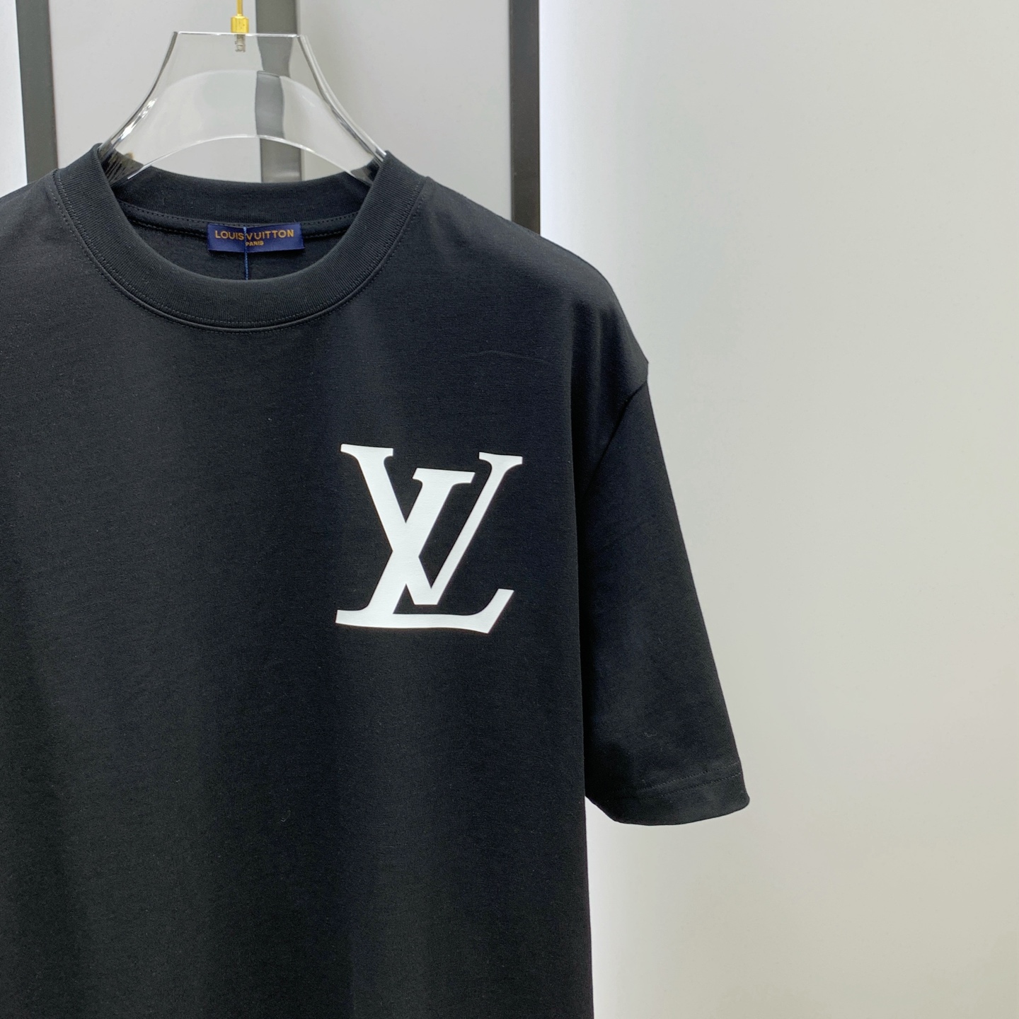 ssLV纯棉最新面料经典标识图案logo时尚简约潮流短袖，最顶级的品质专柜原单短袖，顶级制作工艺进口面料