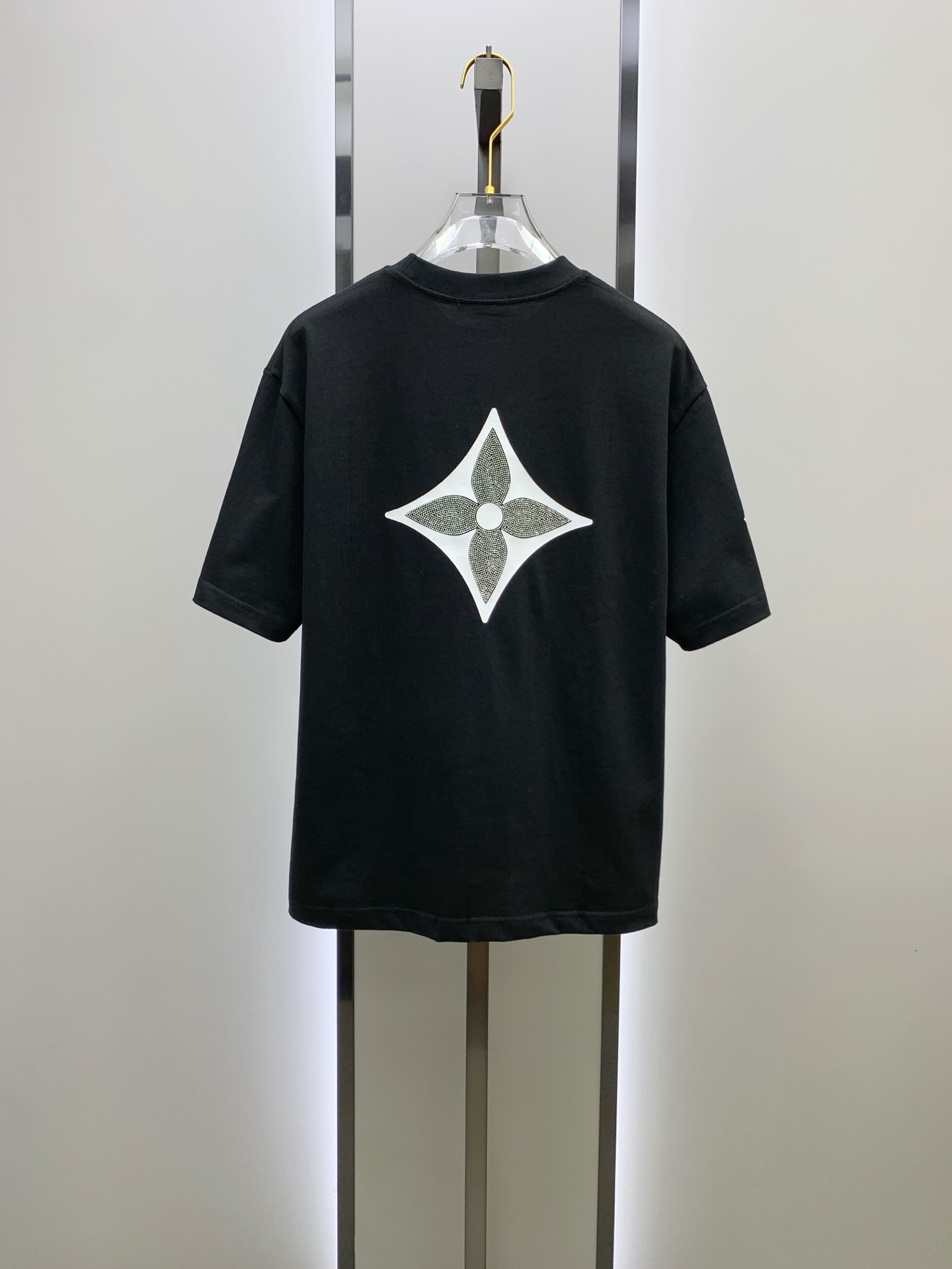 ssLV纯棉最新面料经典标识图案logo时尚简约潮流短袖，最顶级的品质专柜原单短袖，顶级制作工艺进口面料