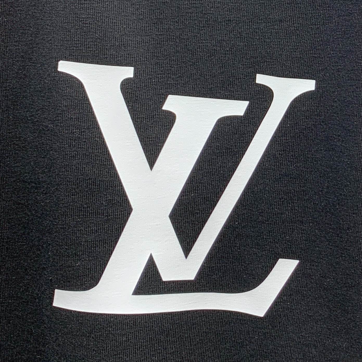 ssLV纯棉最新面料经典标识图案logo时尚简约潮流短袖，最顶级的品质专柜原单短袖，顶级制作工艺进口面料